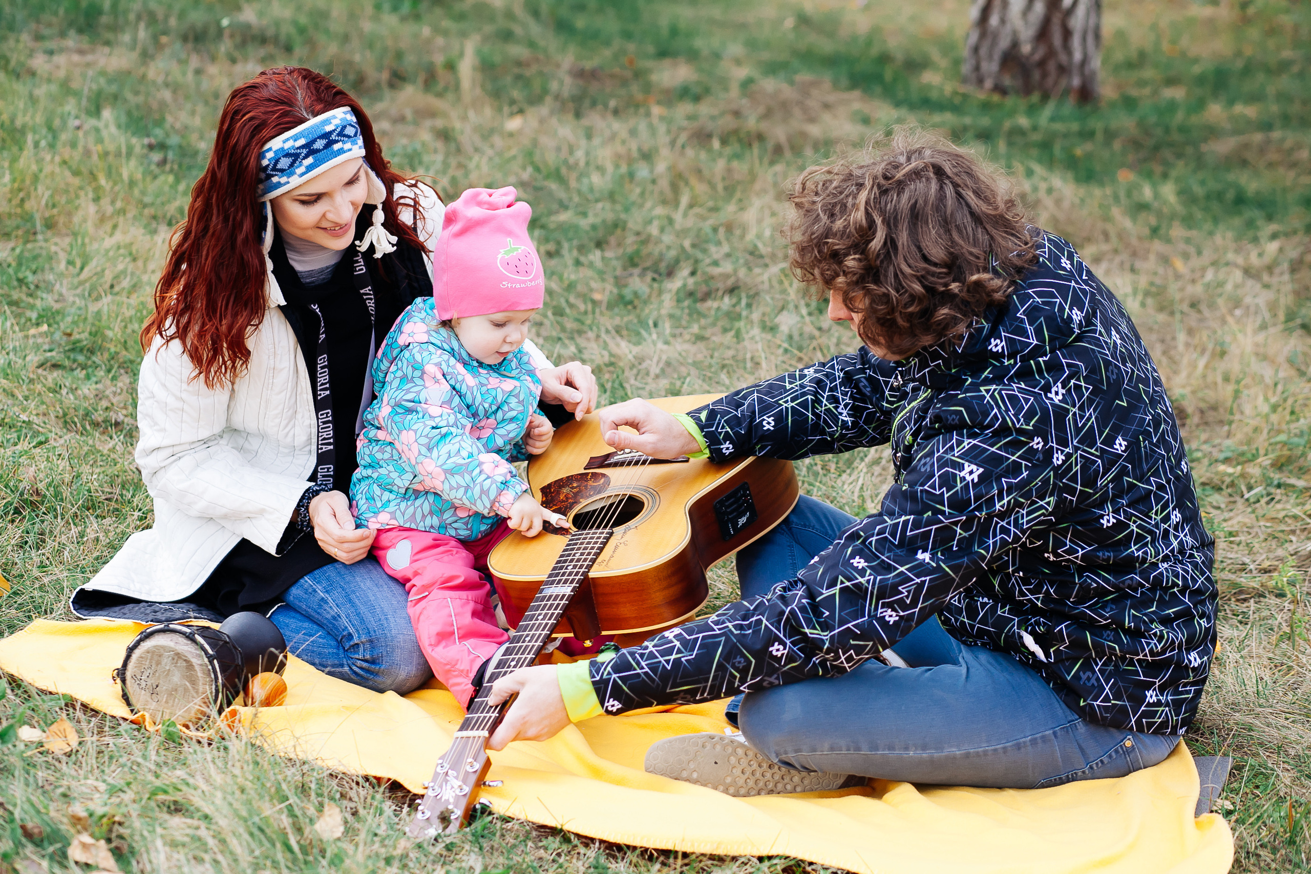 семья папа мама дочка остров природа играет на гитаре