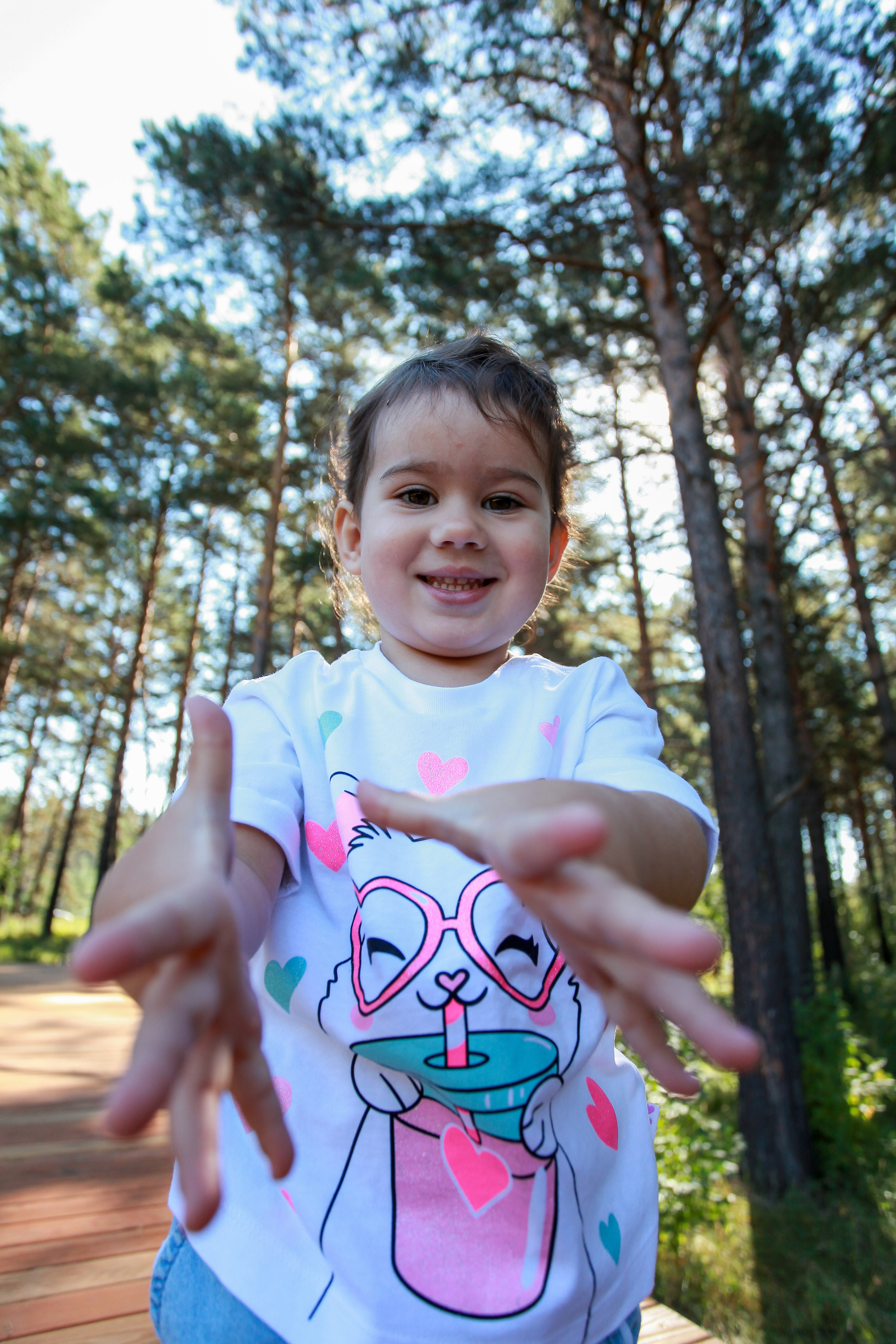 девочка крупный план сосновая роща лето природа руки деревья деревья