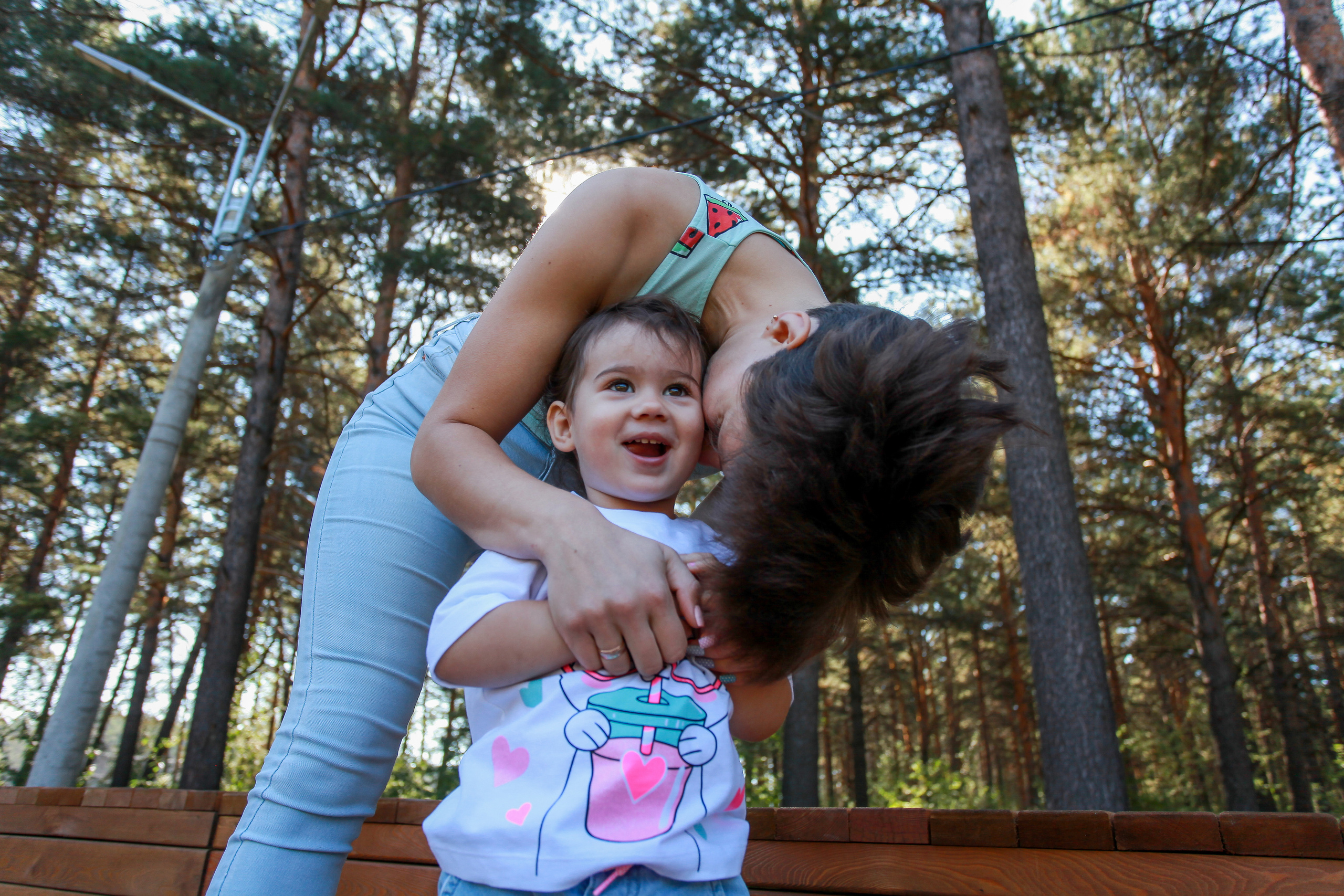 семья мама дочь сосновая роща лето природа сосны деревья фотосесссия