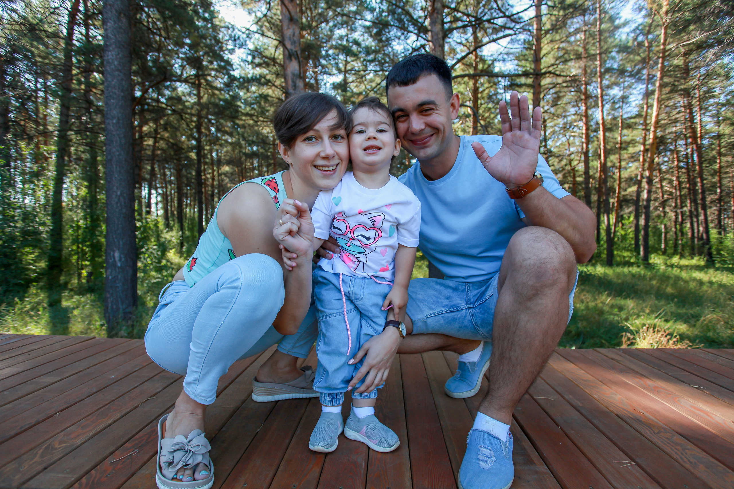 семейная фотосессия  семья папа мама дочь сосновая роща лето природа деревья ступени