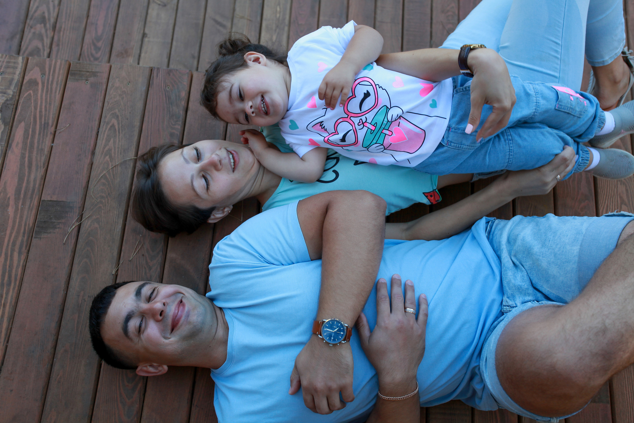 семейная фотосессия  лежат семья папа мама дочь сосновая роща лето природа