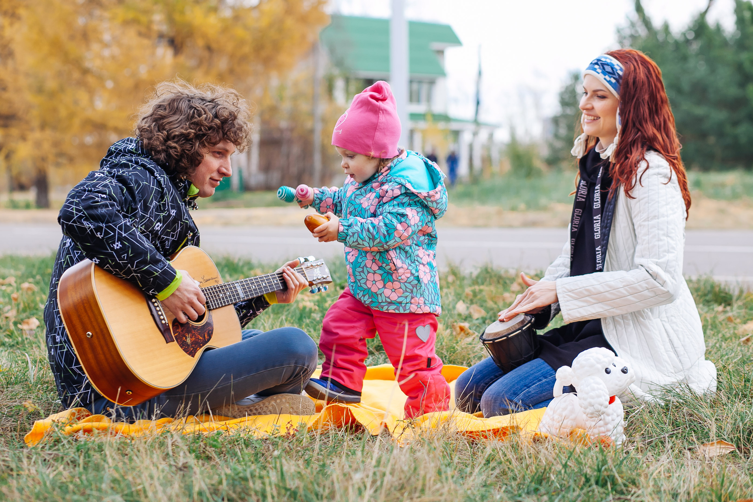 семья мама папа играет гитара дочка остров природа