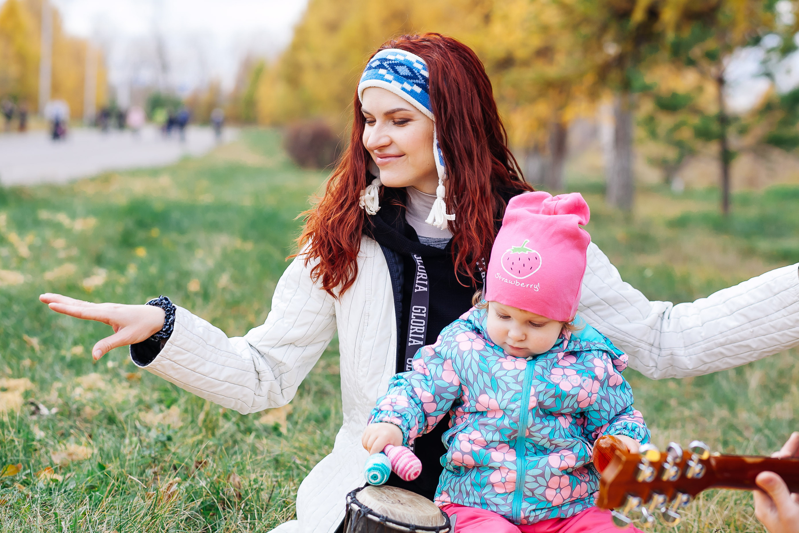 семья  мама танцует дочка остров природа