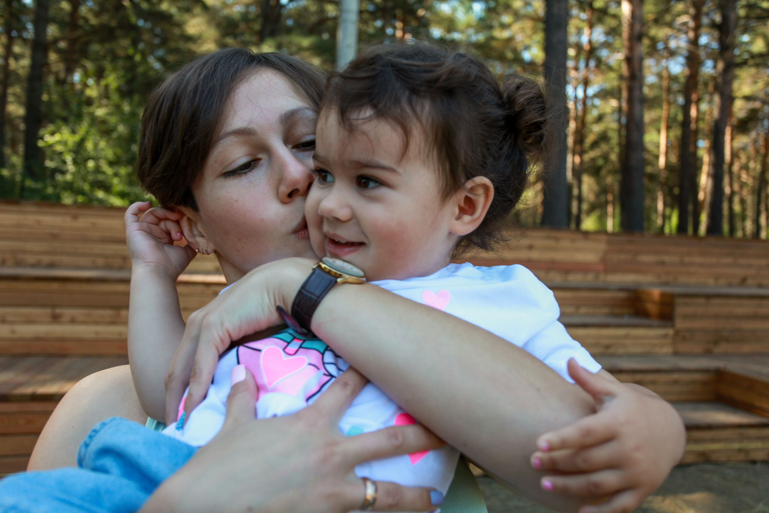 семейная фотосессия ступени мама дочь сосновая роща лето природа деревья