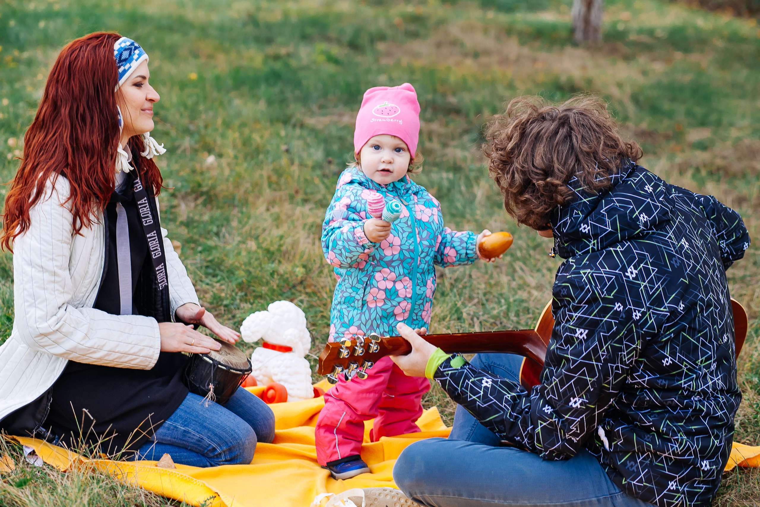 семья мама  папа играет гитара дочка остров природа