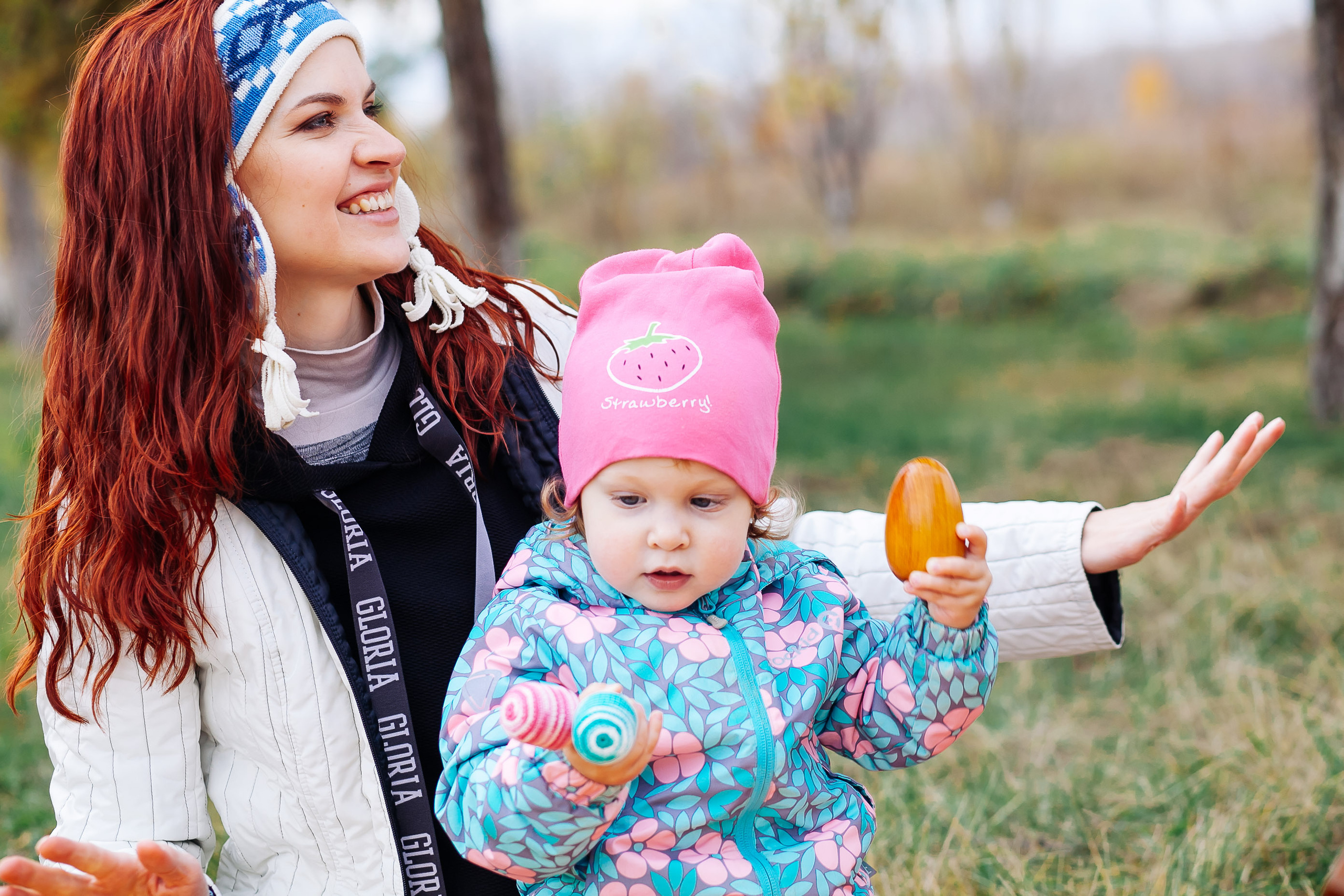 семья мама танцует дочка остров природа