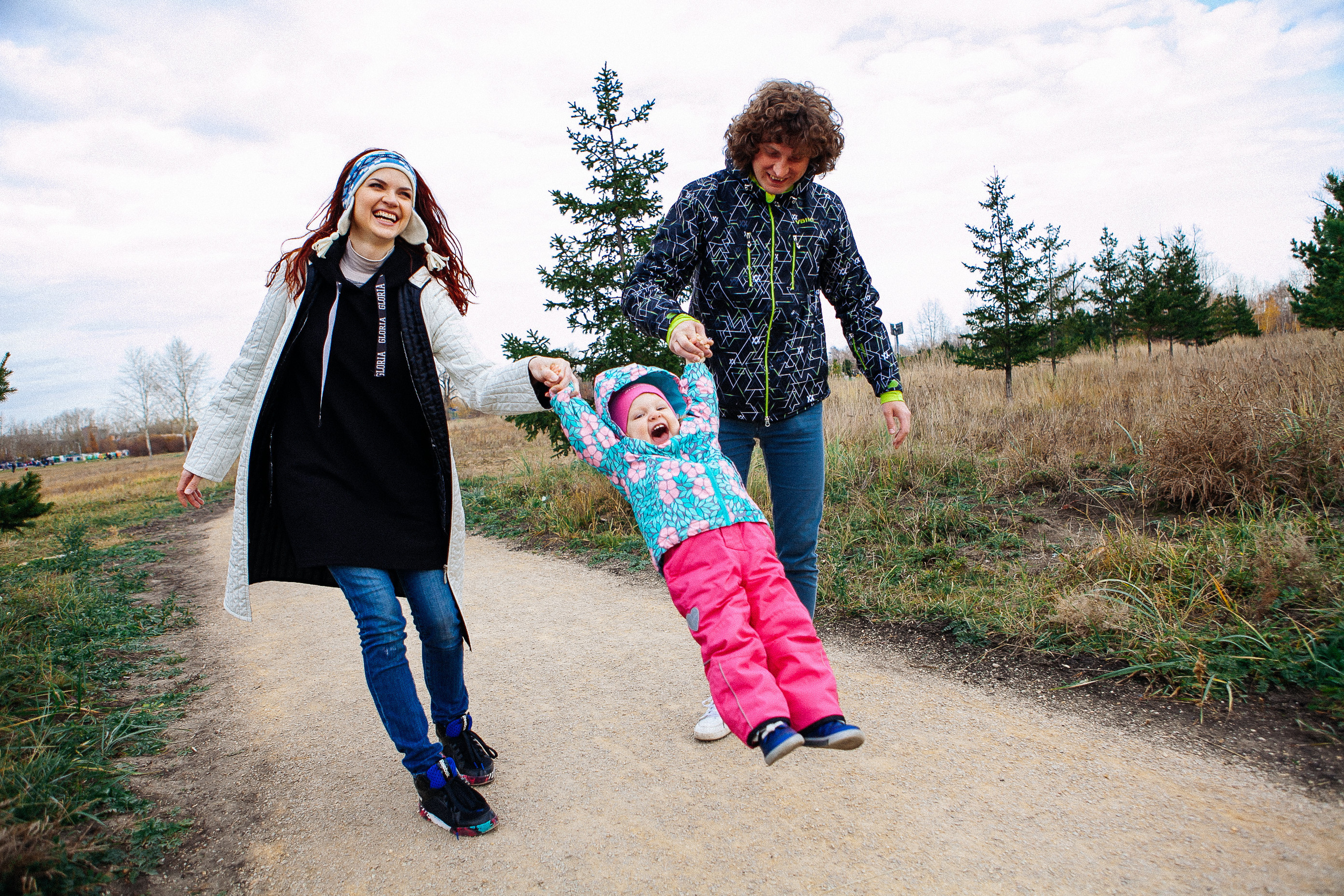 семья папа мама качают дочка остров природа