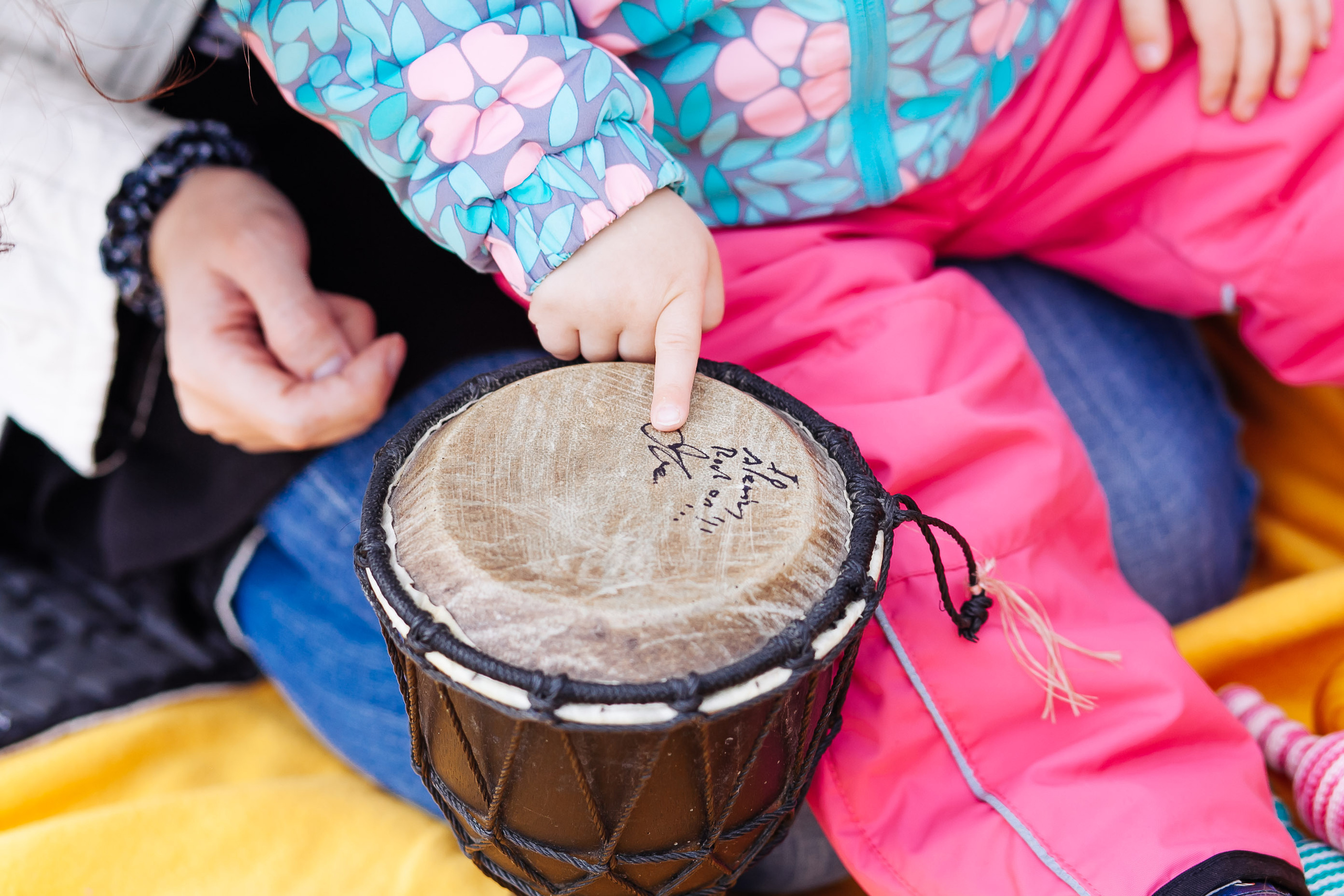 барабан джамбе пальчик ребенка