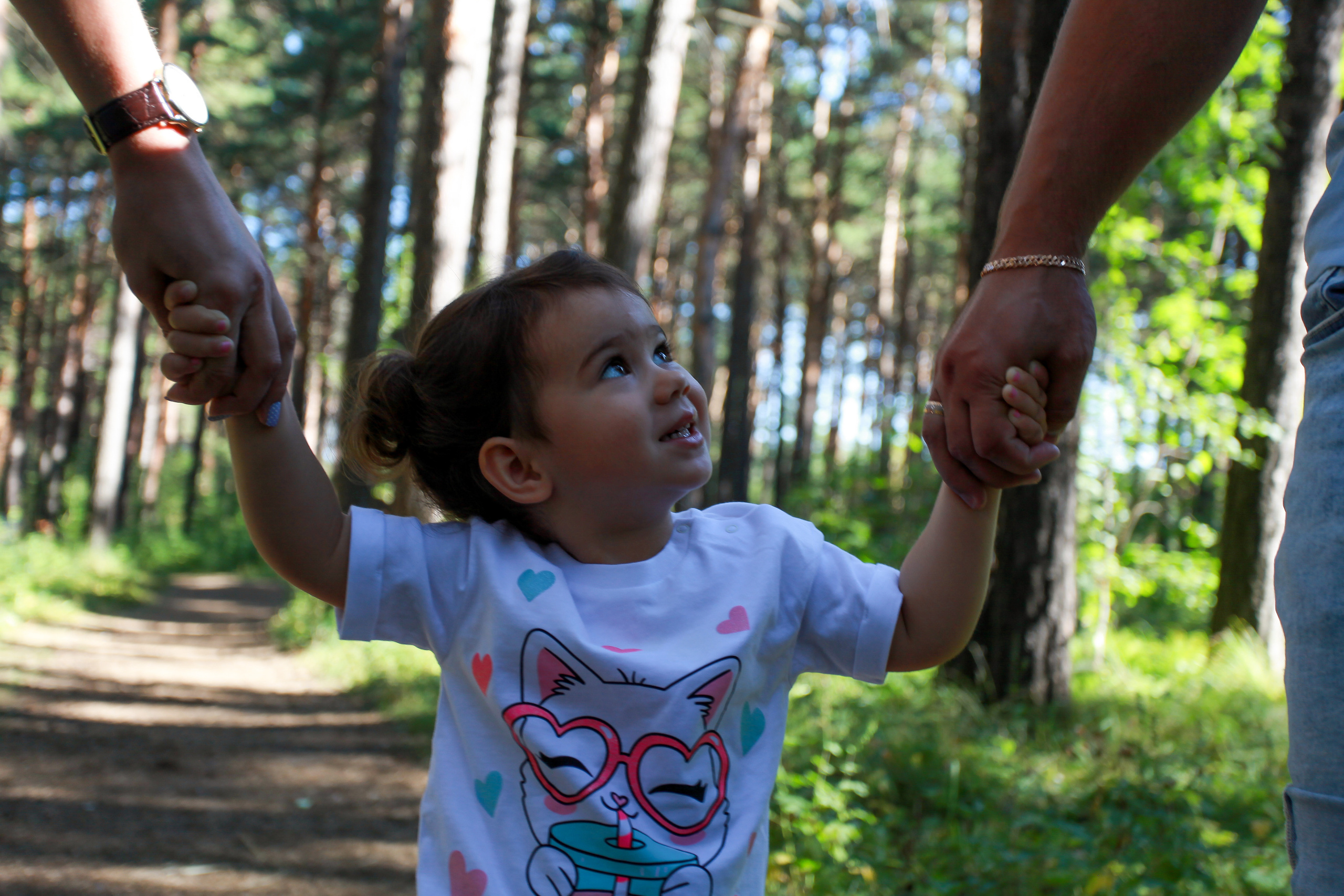 девочка дочь за руки крупный план сосновая роща лето природа деревья