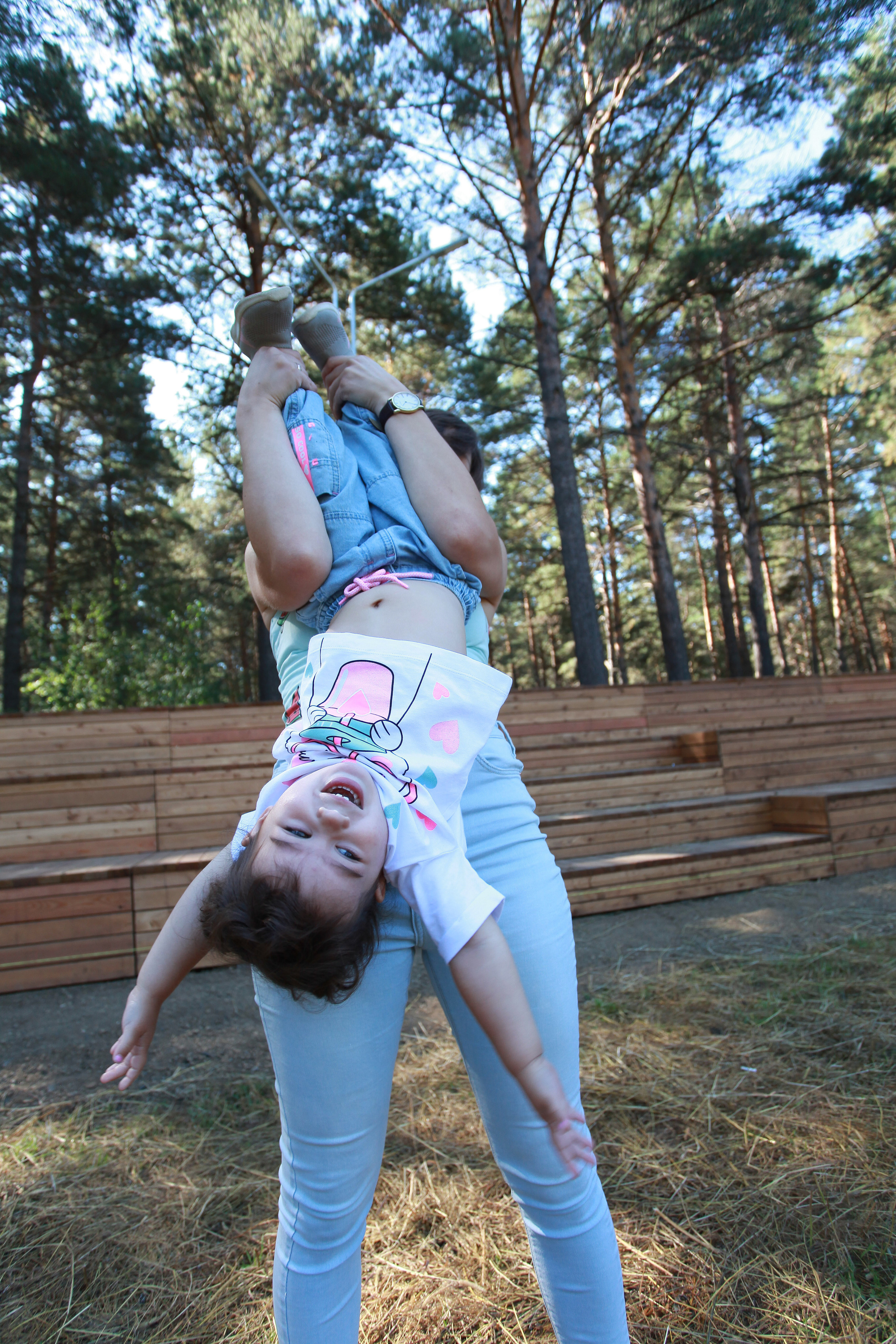 семья мама дочь сосновая роща лето природа выкрутасы вверх ногами деревья