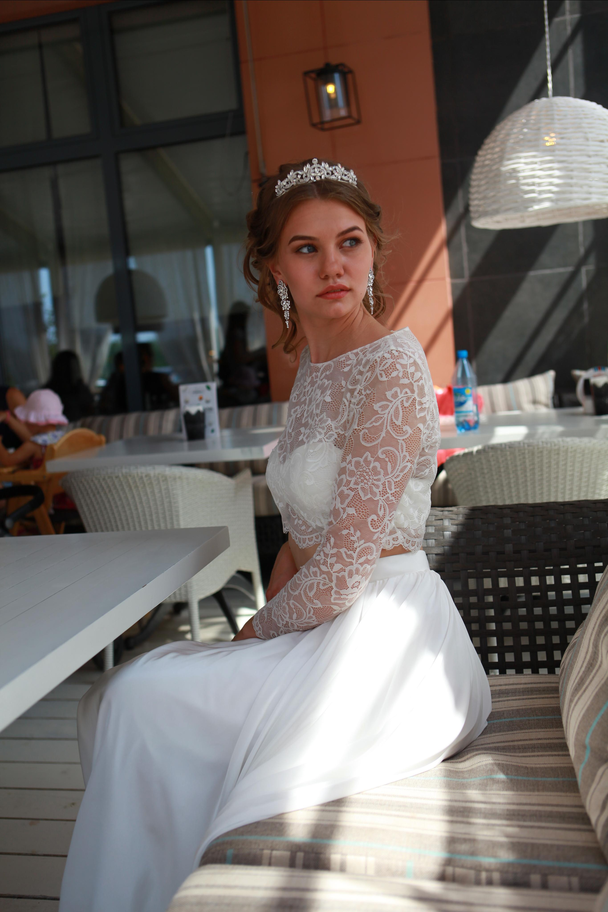 красивая невеста лето фотосессия южный берег кафе