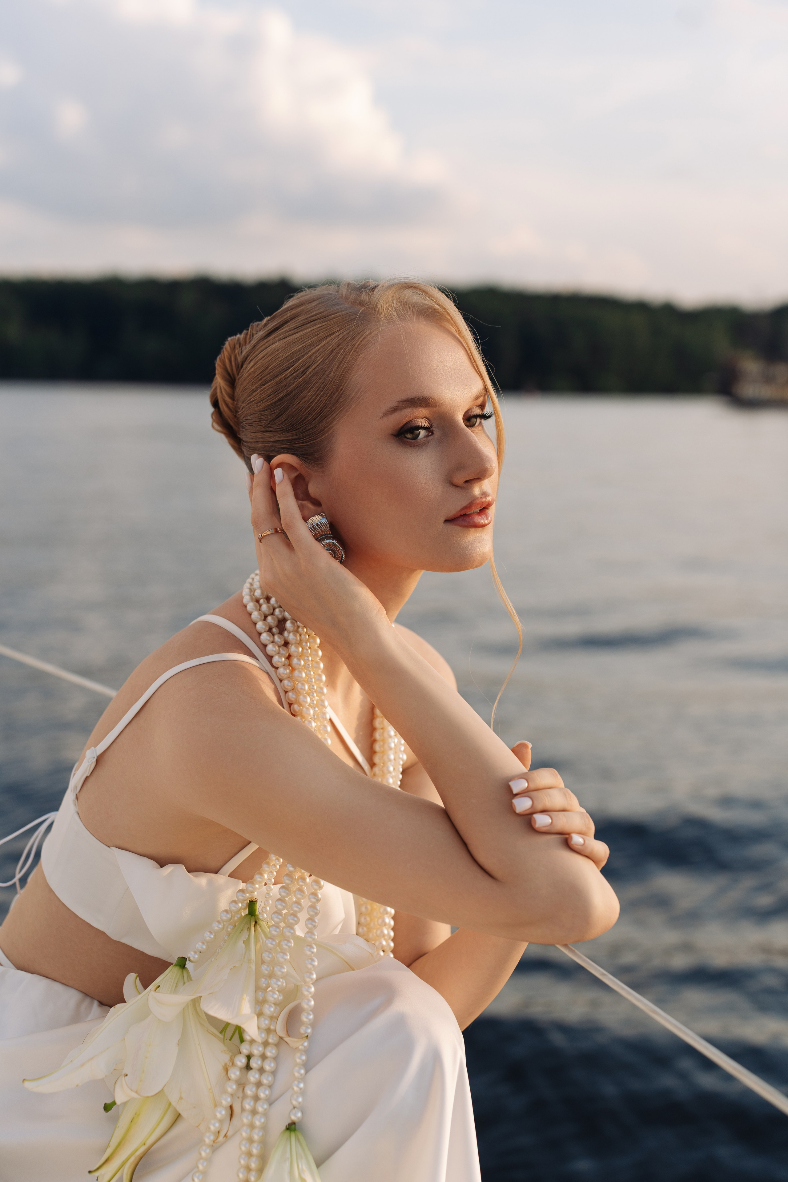 Свадебная фотосессия на яхте на закате (Пироговское водохранилище)