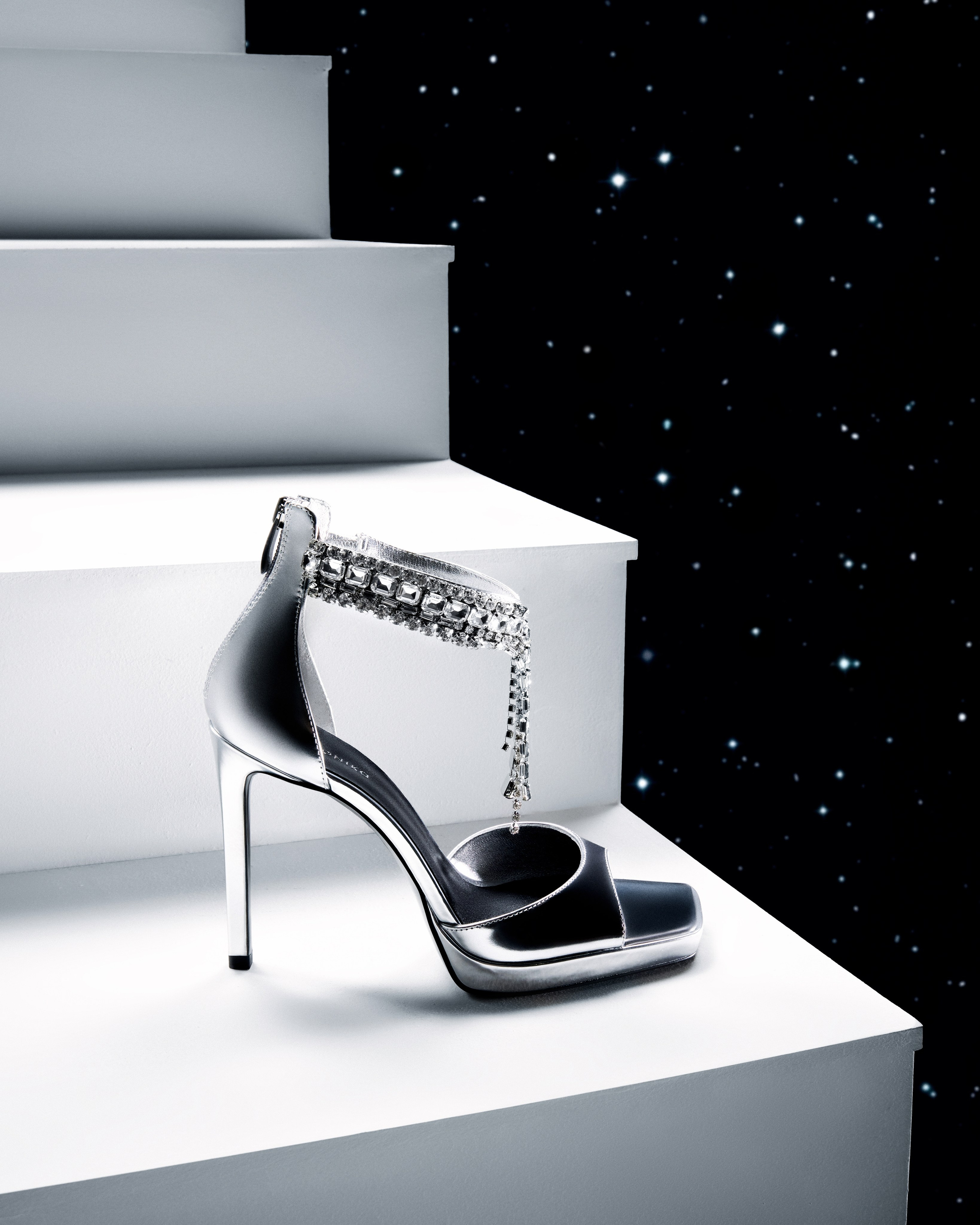 Detailed product retouch. Precise color correction and tone balance. Texture and shape preservation. Clean retouch maintaining the photographer’s style. Light and highlight correction for perfect look. Careful material and surface enhancement. High-quality commercial retouch. Preservation of details and object contours. Minimalist editing with texture focus. Professional retouch with attention to detail.