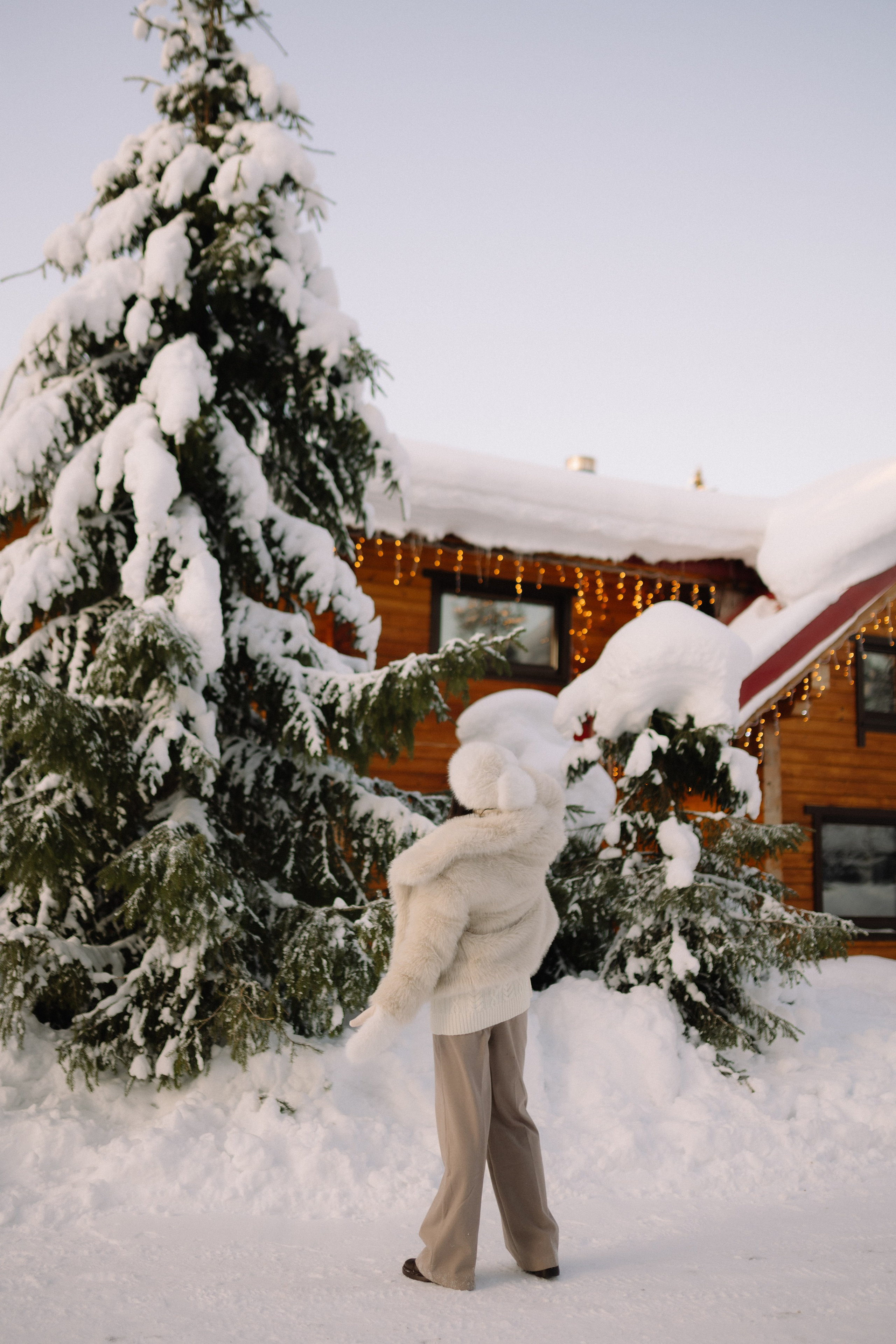 Зимняя прогулка за городом в Мурманске на фоне бескрайних заснеженных лесов.