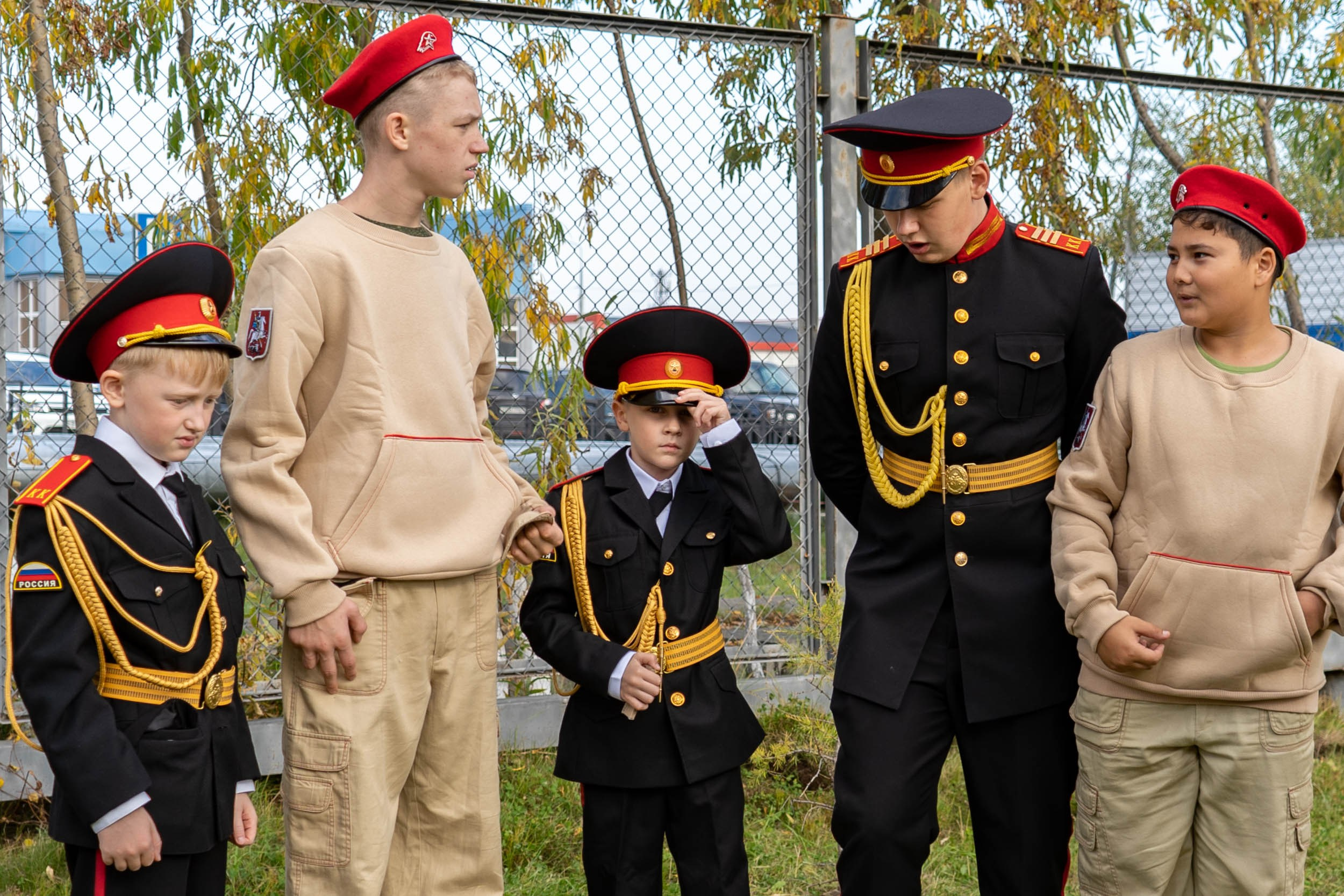Высадка деревьев у школы. Фотограф Екатерина Зорина