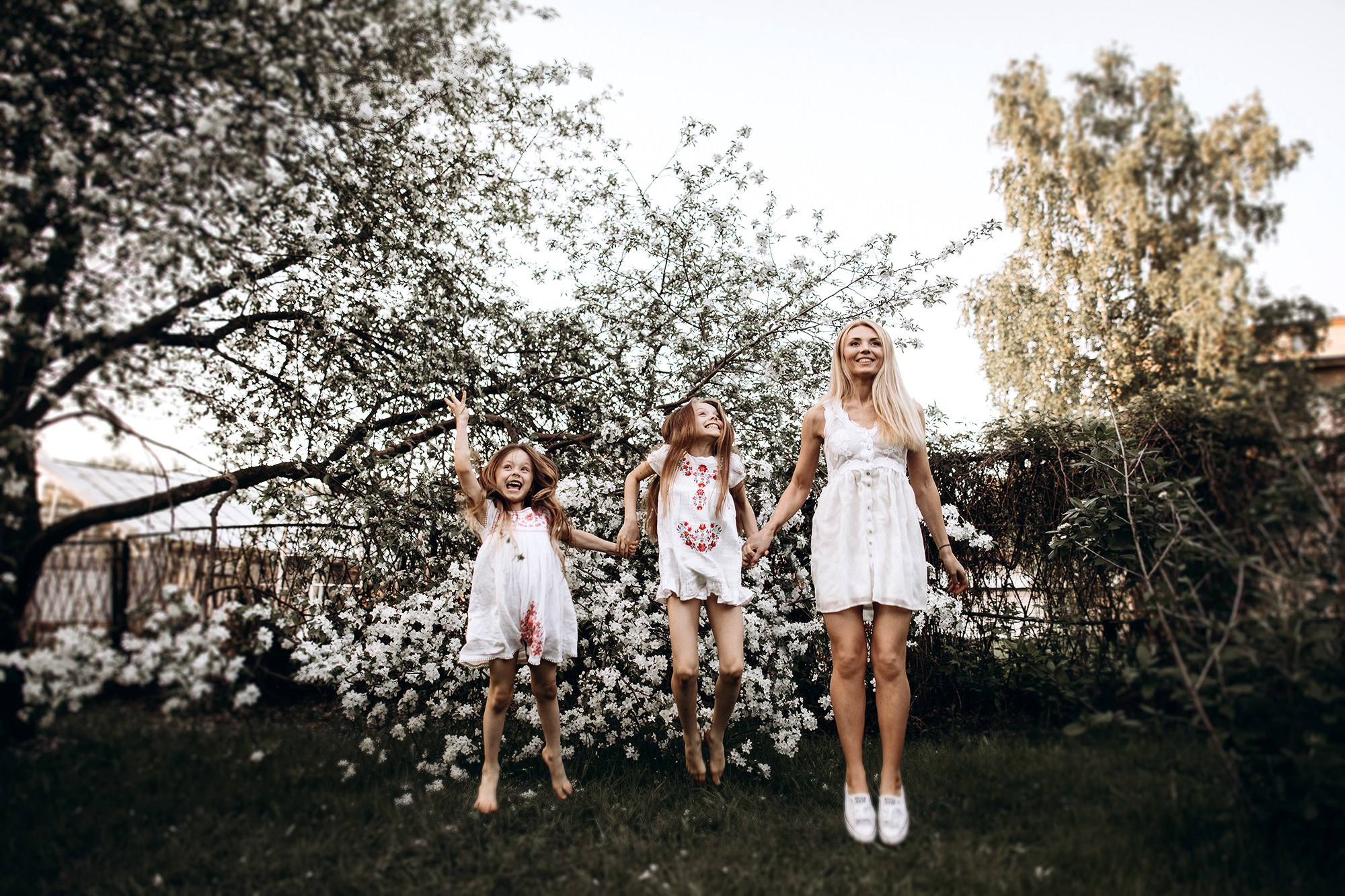 Весенняя фотосессия в яблонях. Мама и дети в белых платьях