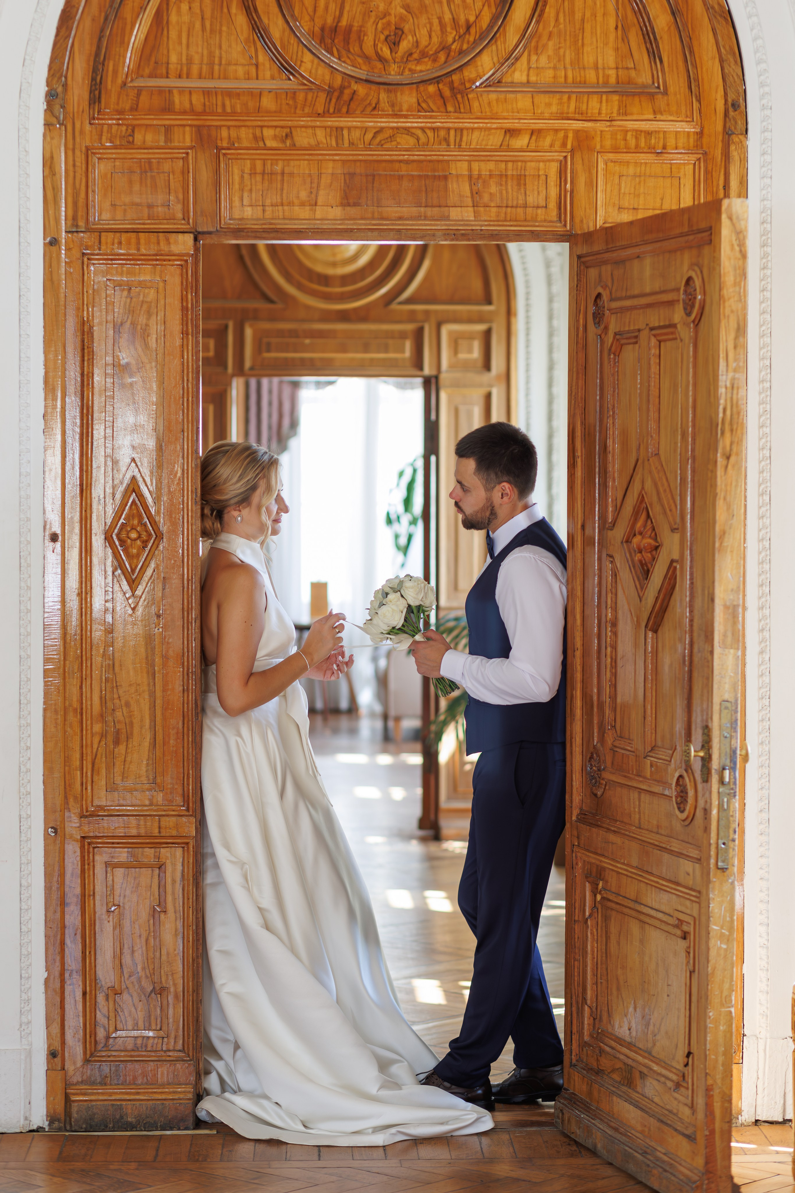 Свадебная фотосессия в библиотеке-читальне им А. С. Пушкина. Свадебный фотограф Москва и МО Сергей Киржаев