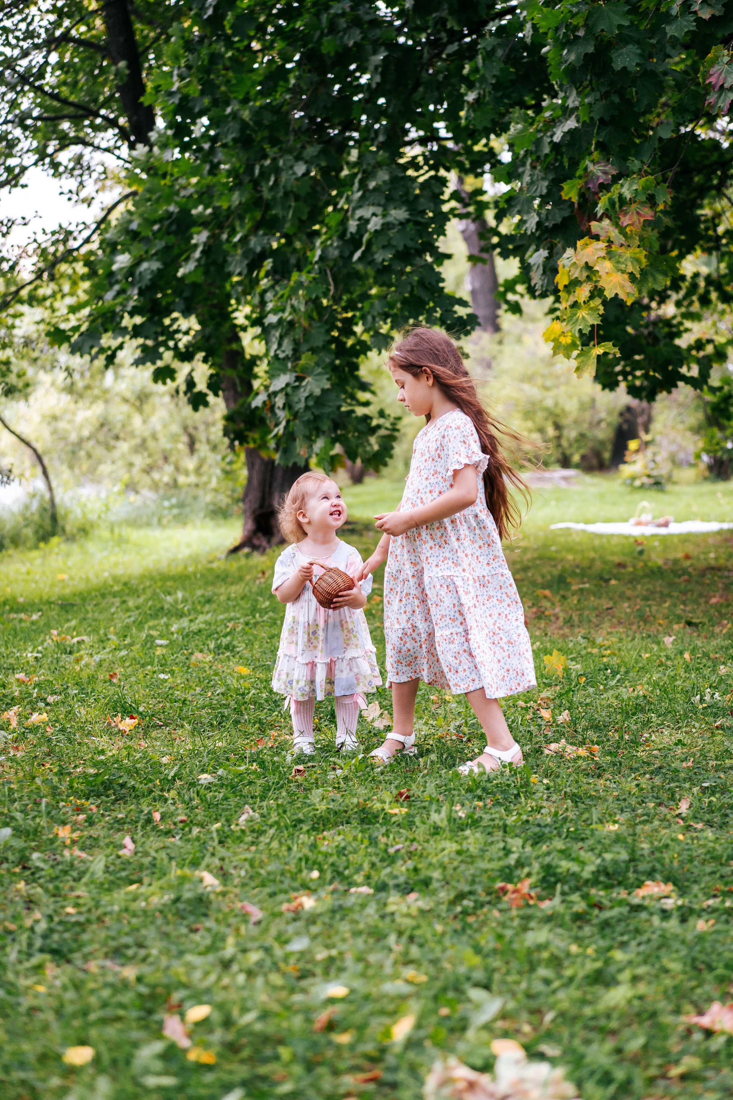 Евангелина с мамой в парке. Детская, семейная фотостудия в Санкт-Петербурге