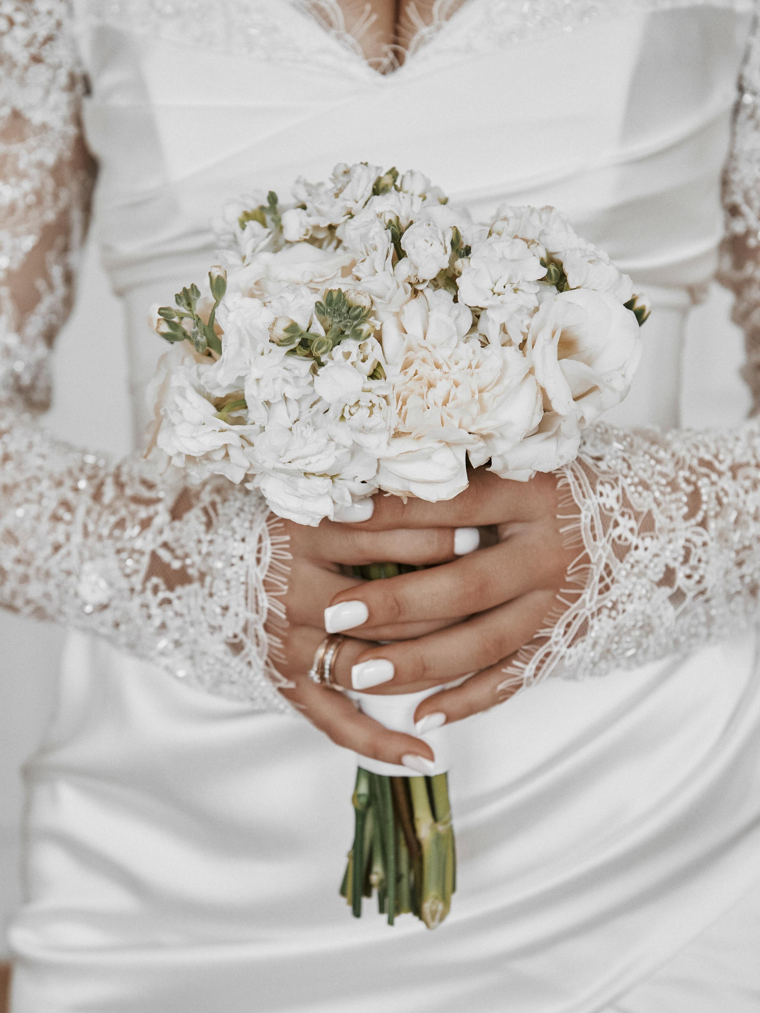 Эмоциональная свадебная фотосессия жениха и невесты