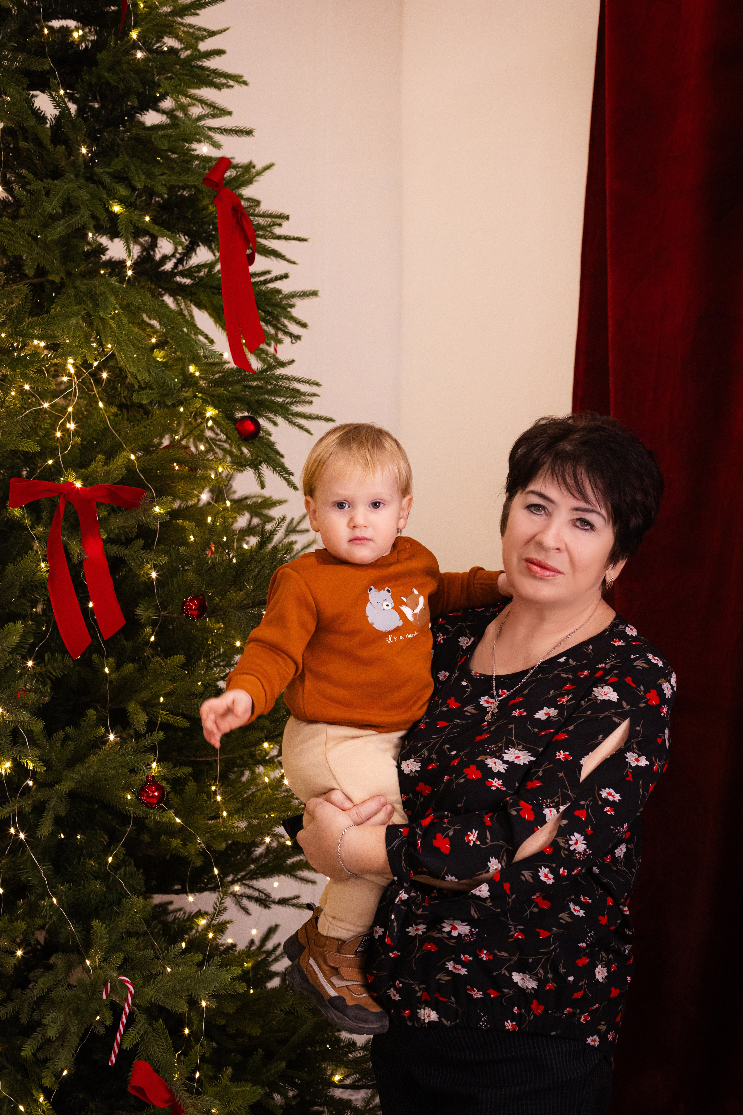 Ольга, Павел и Рома с бабушками. Фотограф ВИКА МЕДУЗА