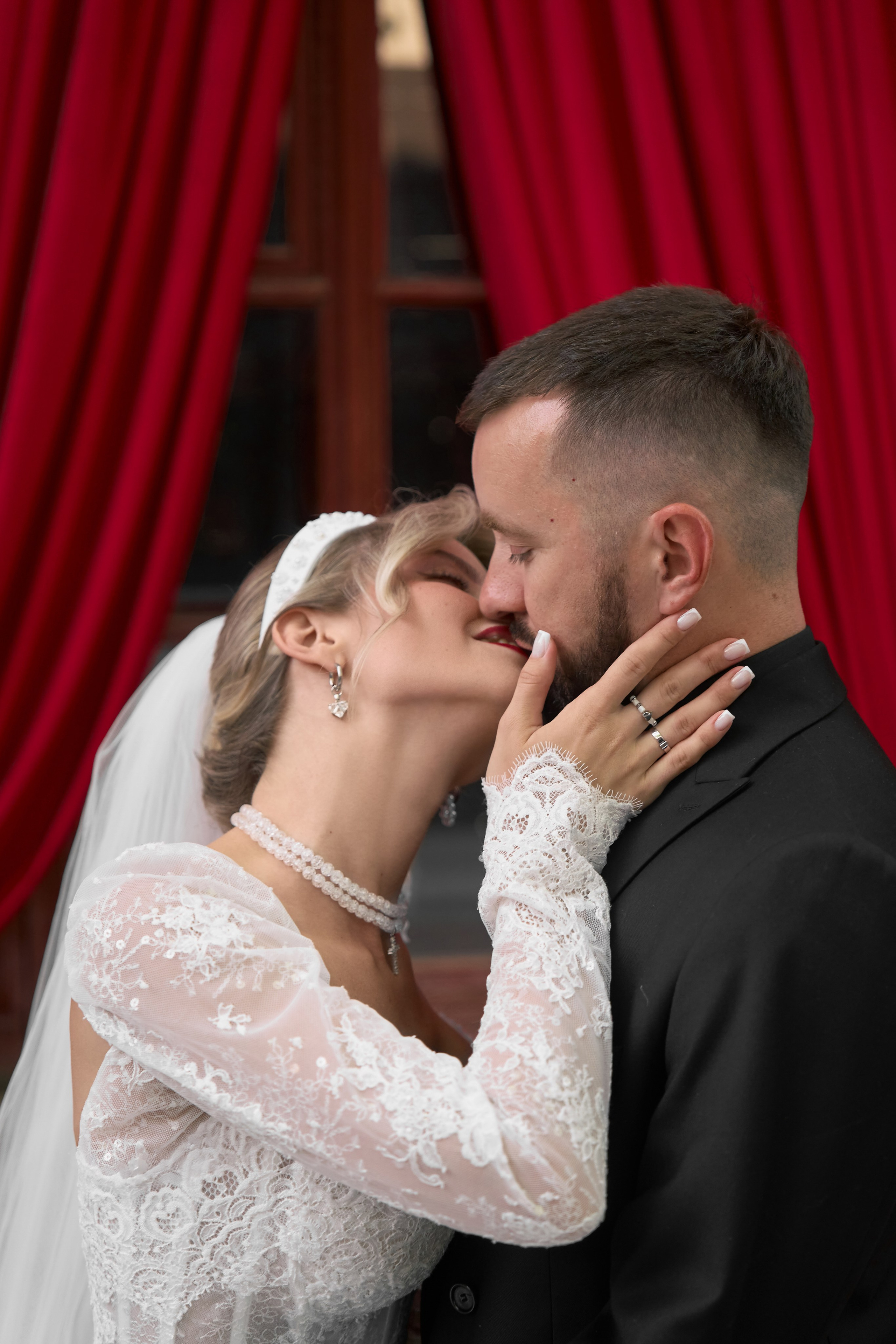 Свадебная фотосессия в русском (славянском) стиле с красным декором