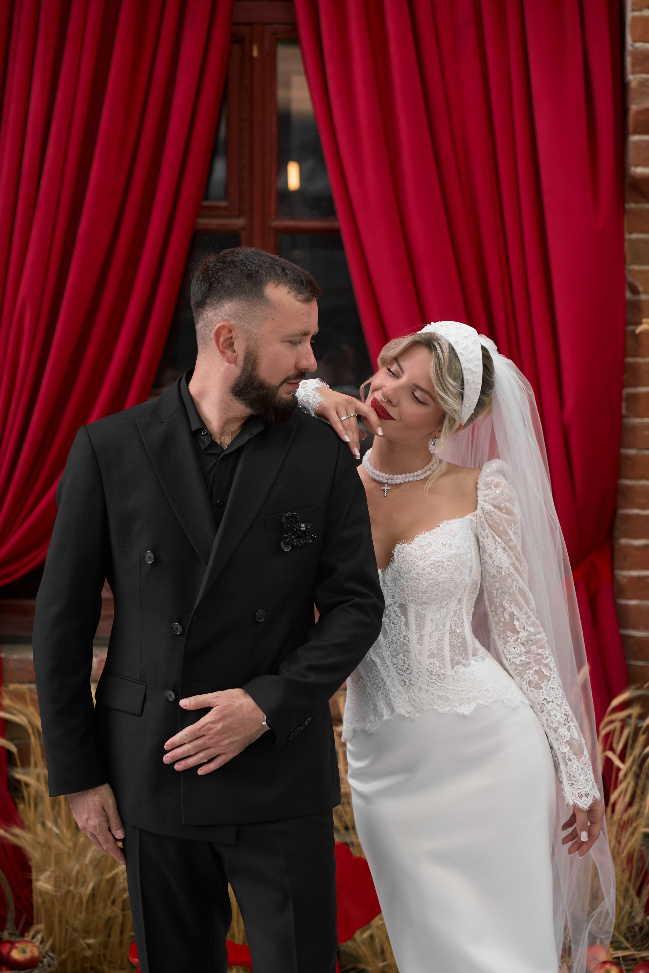 Свадебная фотосессия в русском (славянском) стиле с красным декором