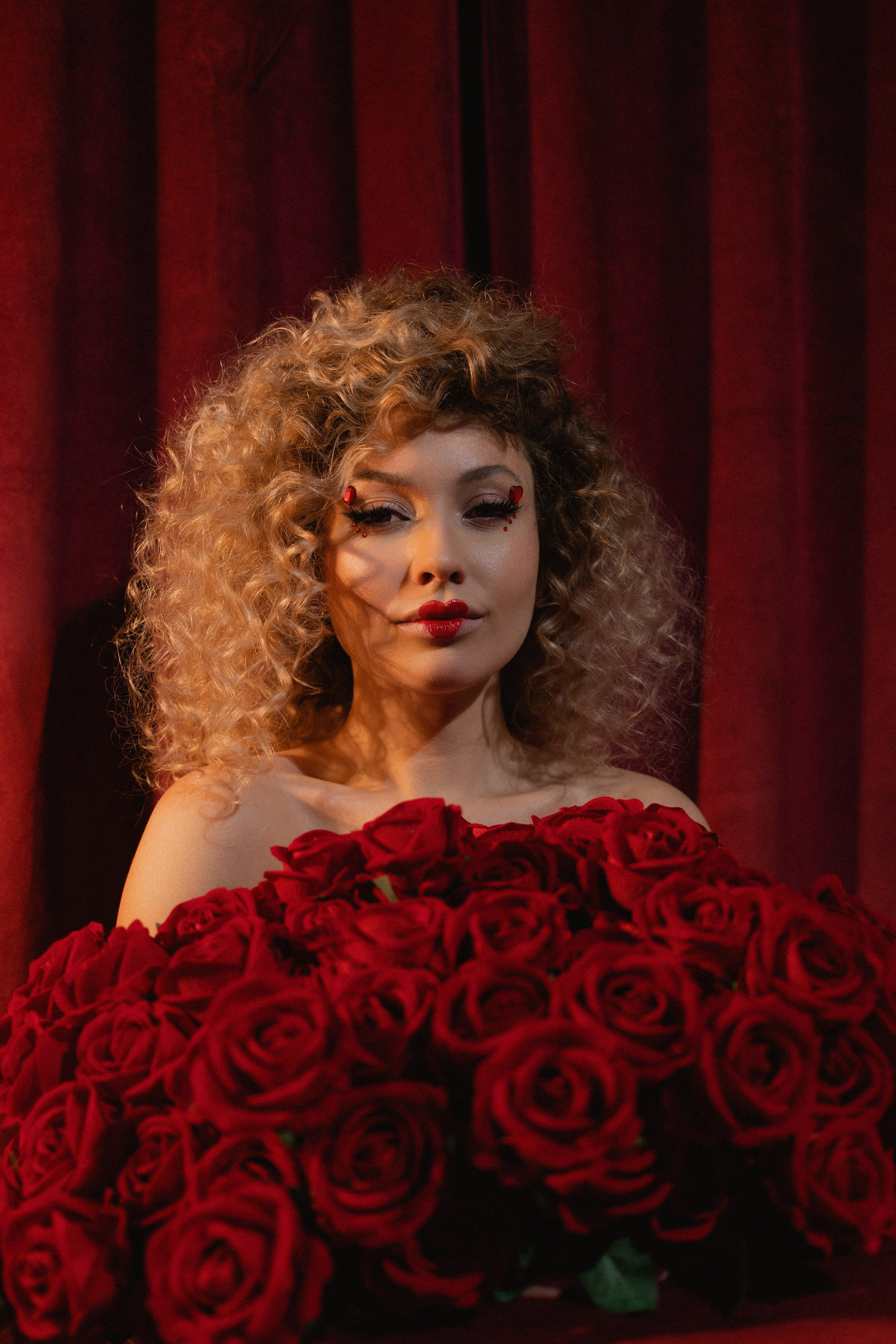 Красная королева из алисы в стране чудес карты красные розы. Фотограф Евпатория Крым