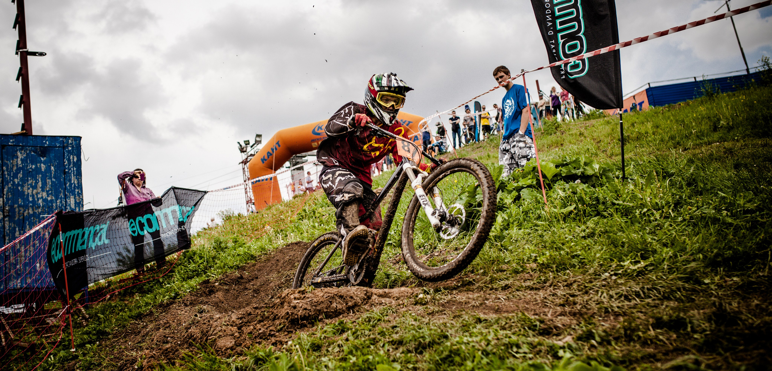 Велосипедист на соревнованиях спускается по треку в центре Кант