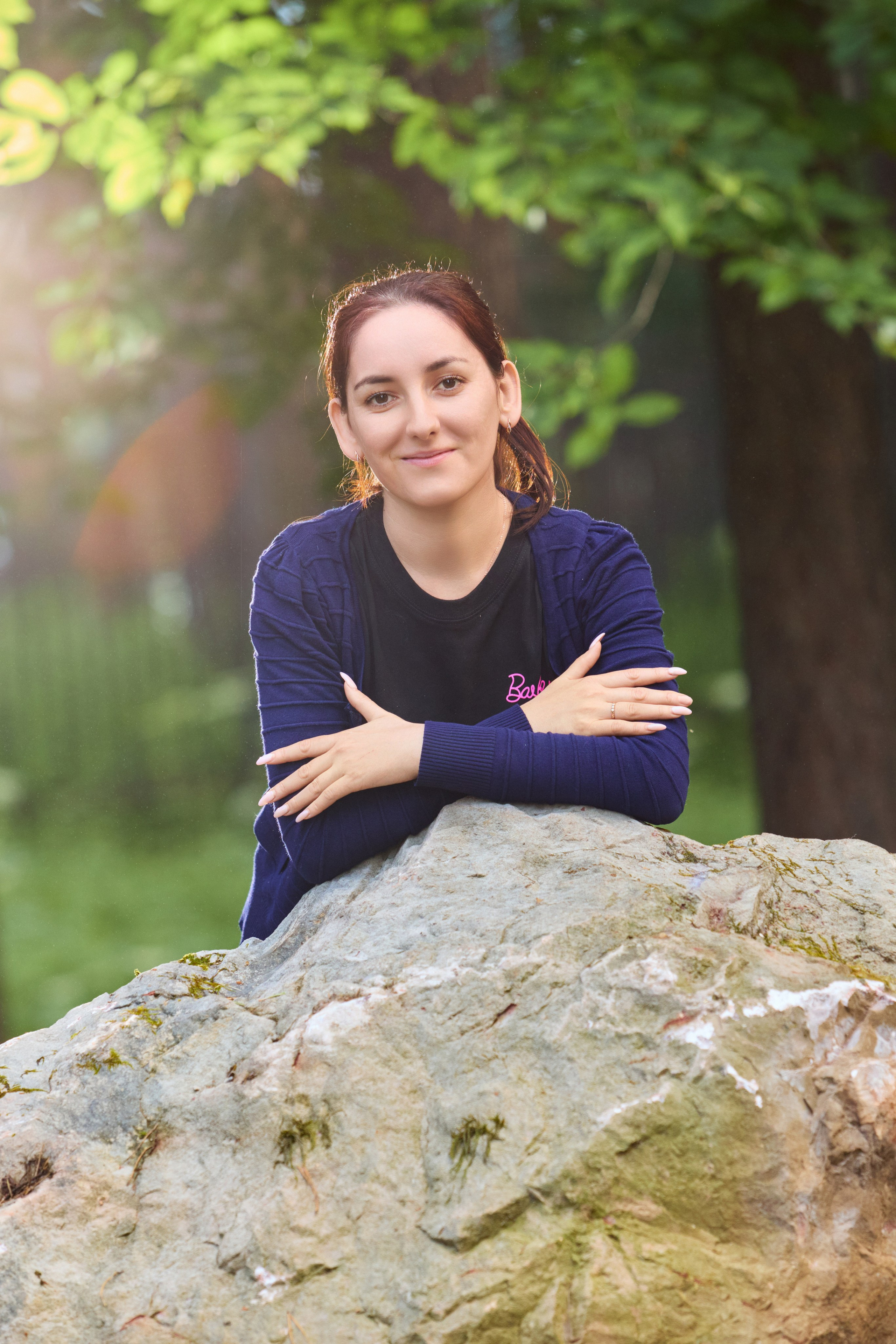 девушка в синей кофте на камне у фонтана Железногорск