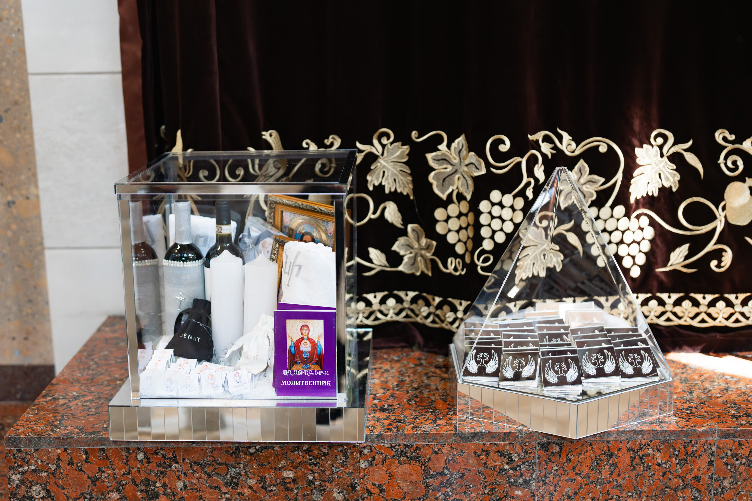 Крещение  ребёнка в храме. Фотограф видеограф Геннадий Янбаев в Сочи, Краснодаре