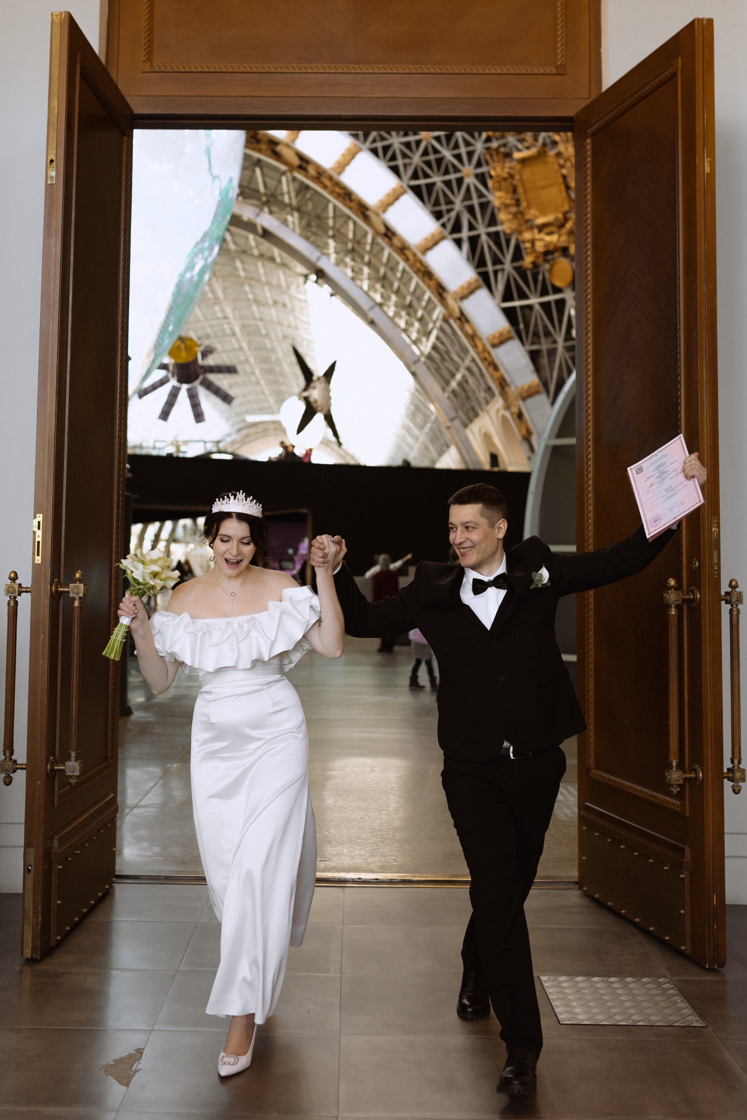 Регистрация брака в павильоне Космос на ВДНХ. Фотосессия жениха и невесты