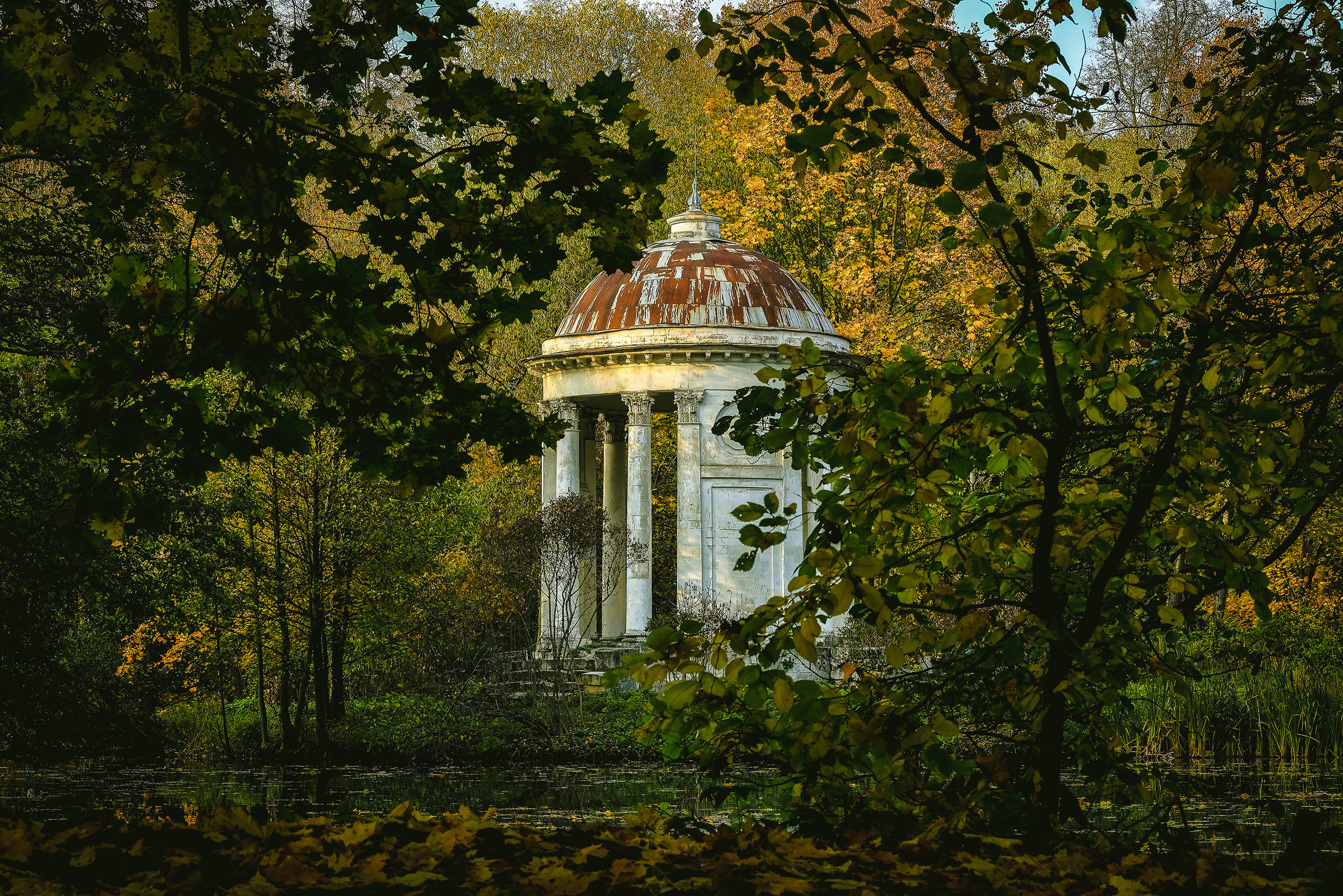 Беседка на островке посреди пруда на территории усадьбы Воронцова-Дашкова. Архитектор В. Баженов