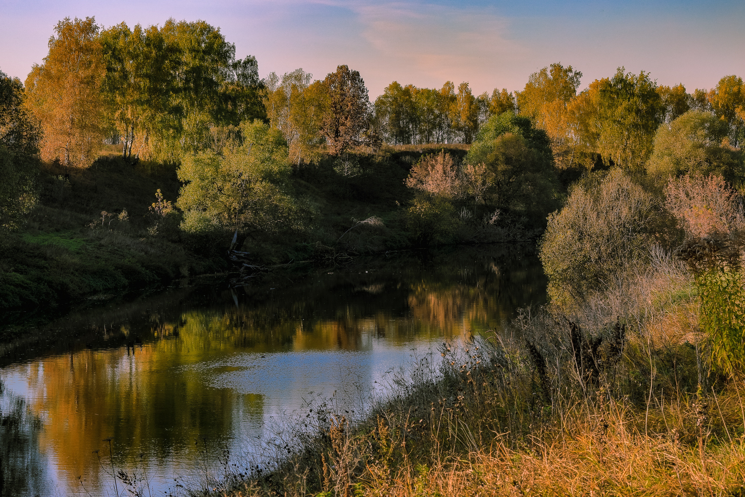 Река Пахра ранним солнечным осенним вечером