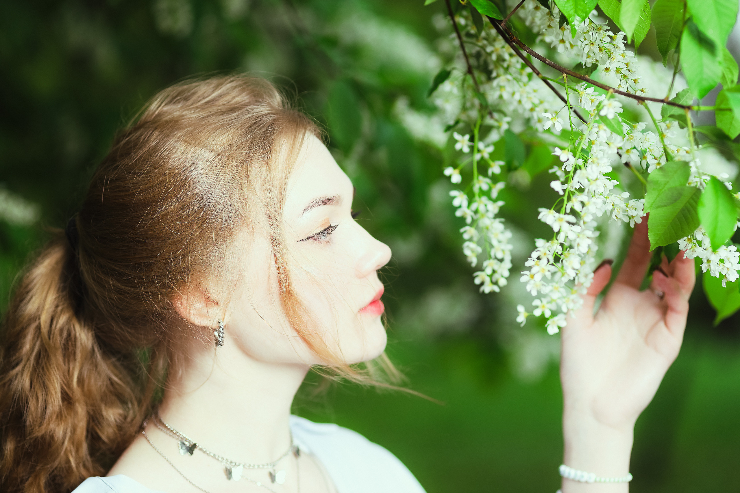 Портрет девушки в профиль с сиренью