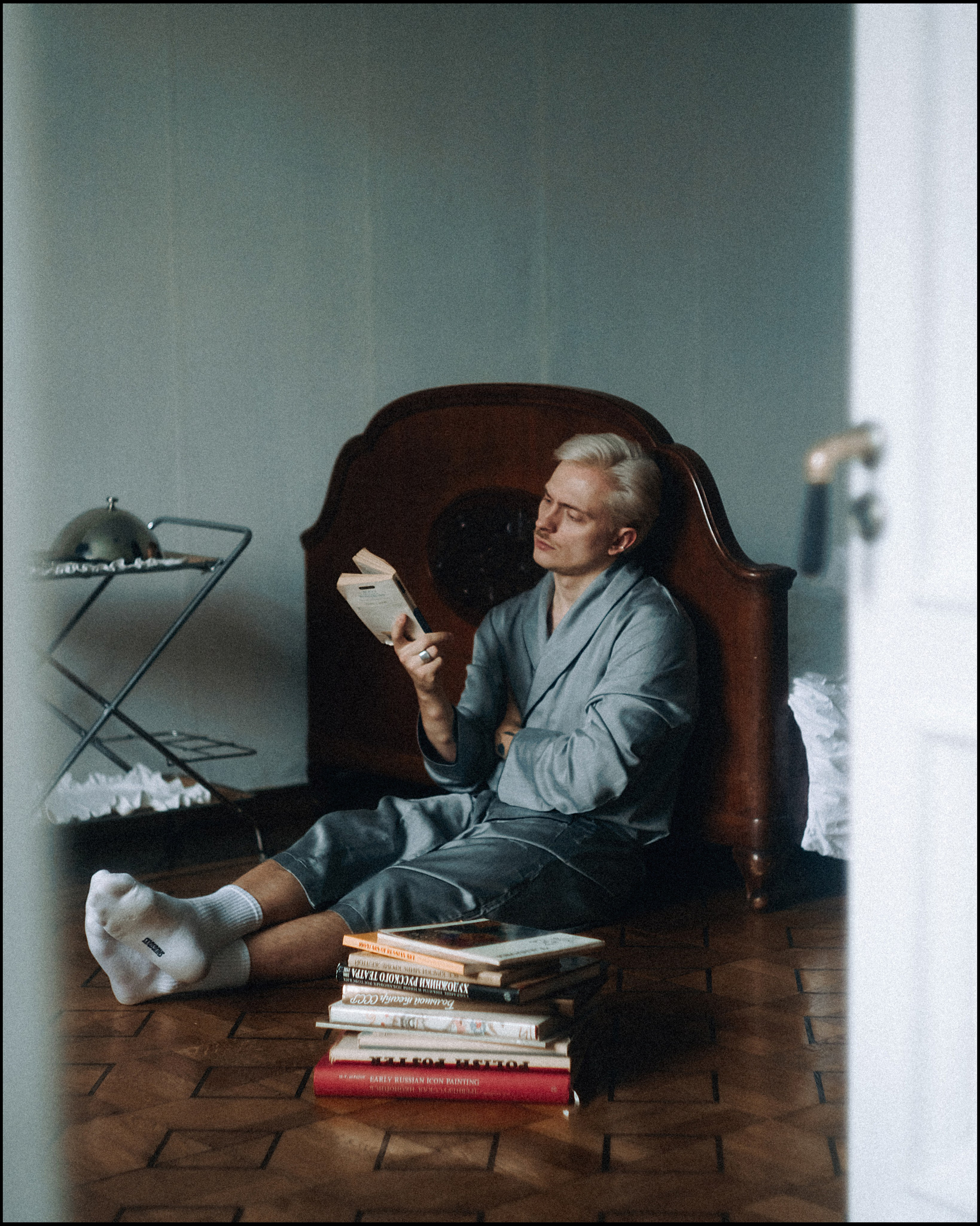 Портретная фотосессия мужчины в квартире в москве