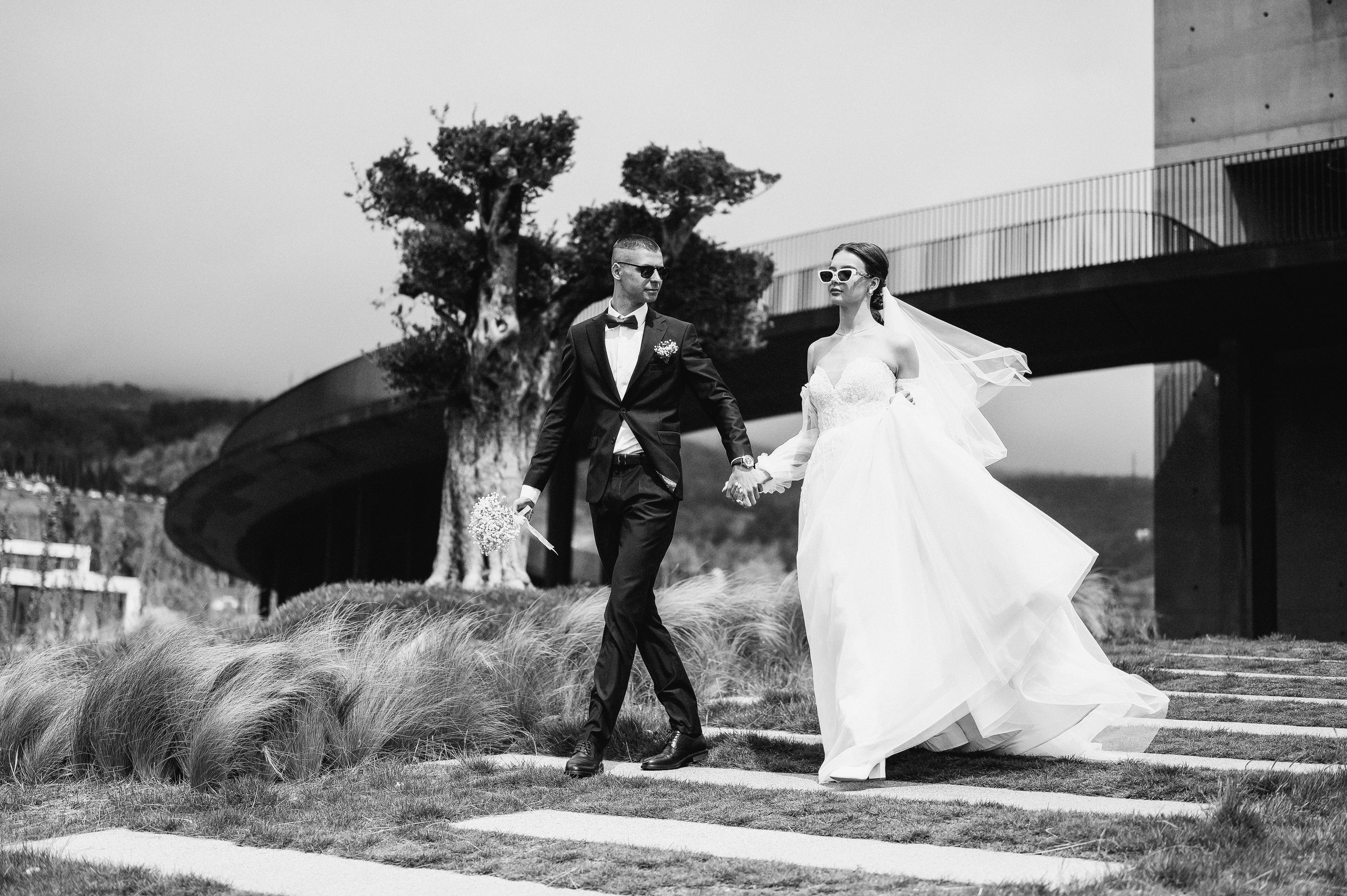 Свадебное утро и прогулка красивой яркой пары. Свадебный и семейный фотограф в Симферополе Дарья Маркова