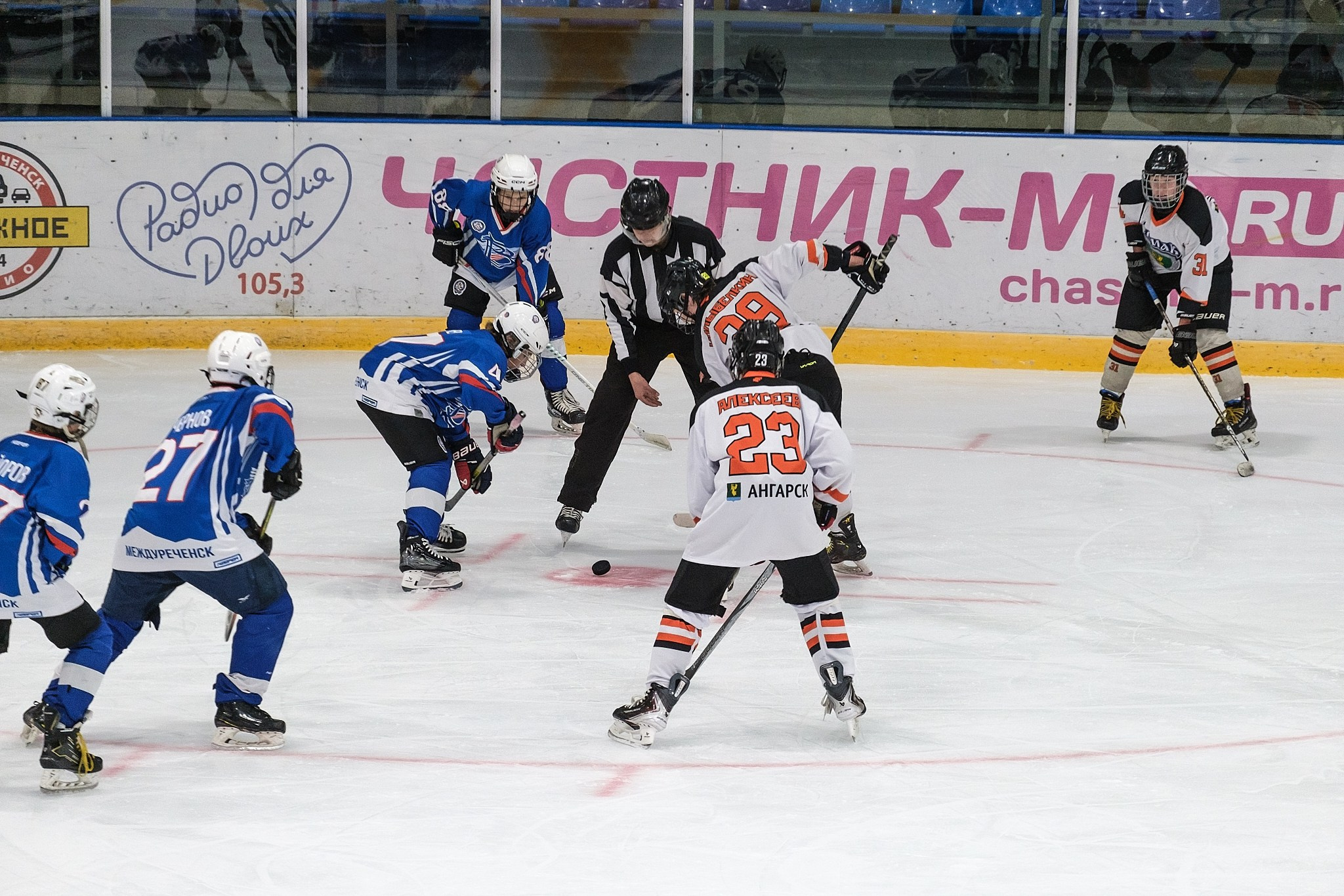 Репортажная фотосессия Никиты Максимова запечатлела ключевые моменты напряженного хоккейного матча. На льду сошлись команды "Вымпел-2011" из Междуреченска и "Ермак" из Ангарска. 