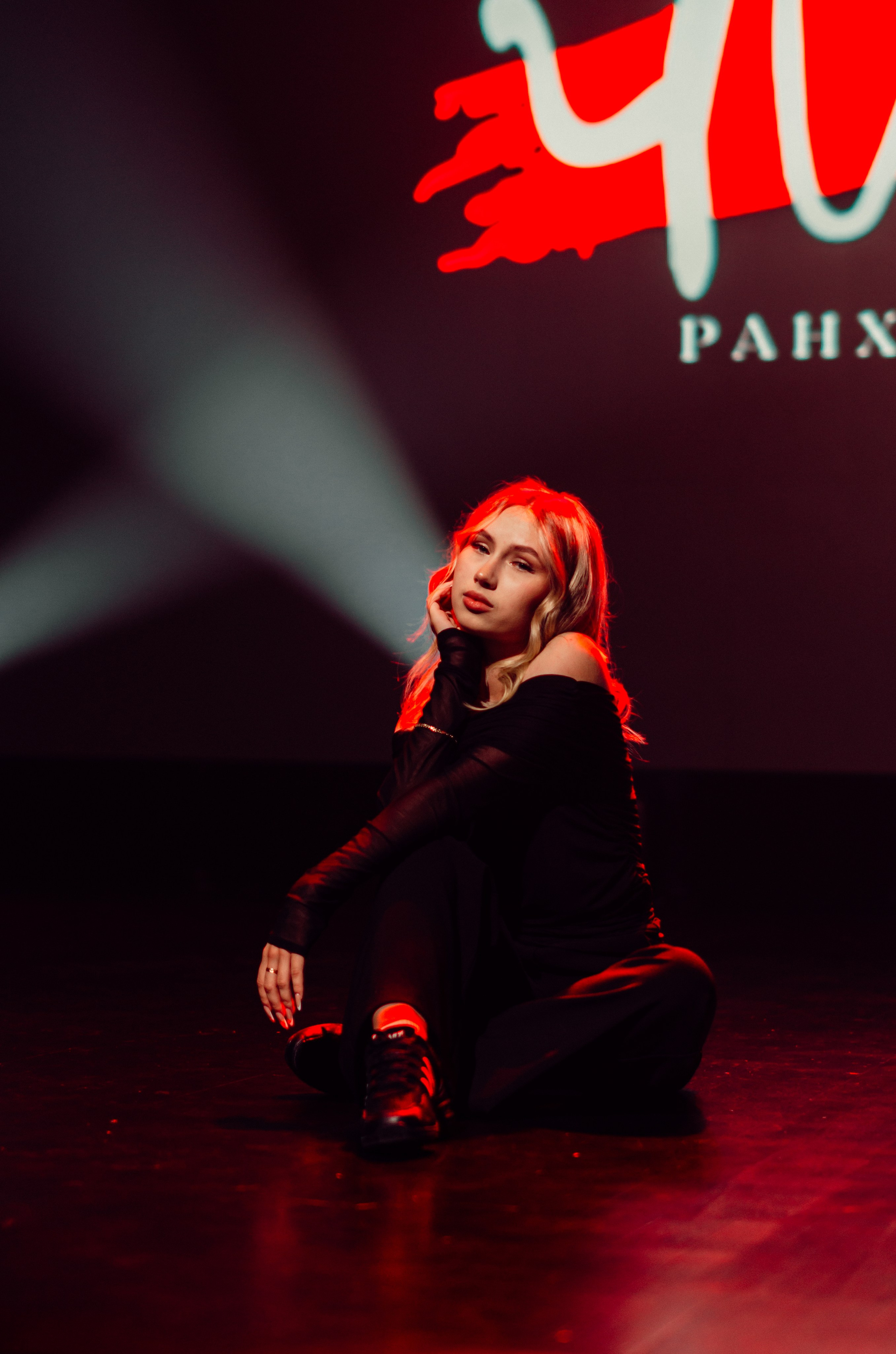 Групповая фотосъемка танцевального коллектива. Денисова Аля — фотограф для парных съемок и индивидуальных историй в Барнауле