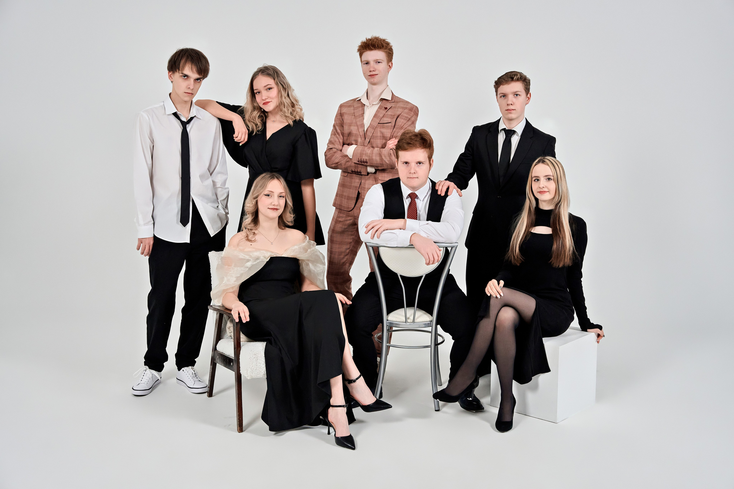 Выпускные альбомы для 9-11 классов. Фотосъёмка в студии. Калуга. Фотограф Меняйло Евгений. Свадьба. Портрет. Репортаж. Семья. Контент