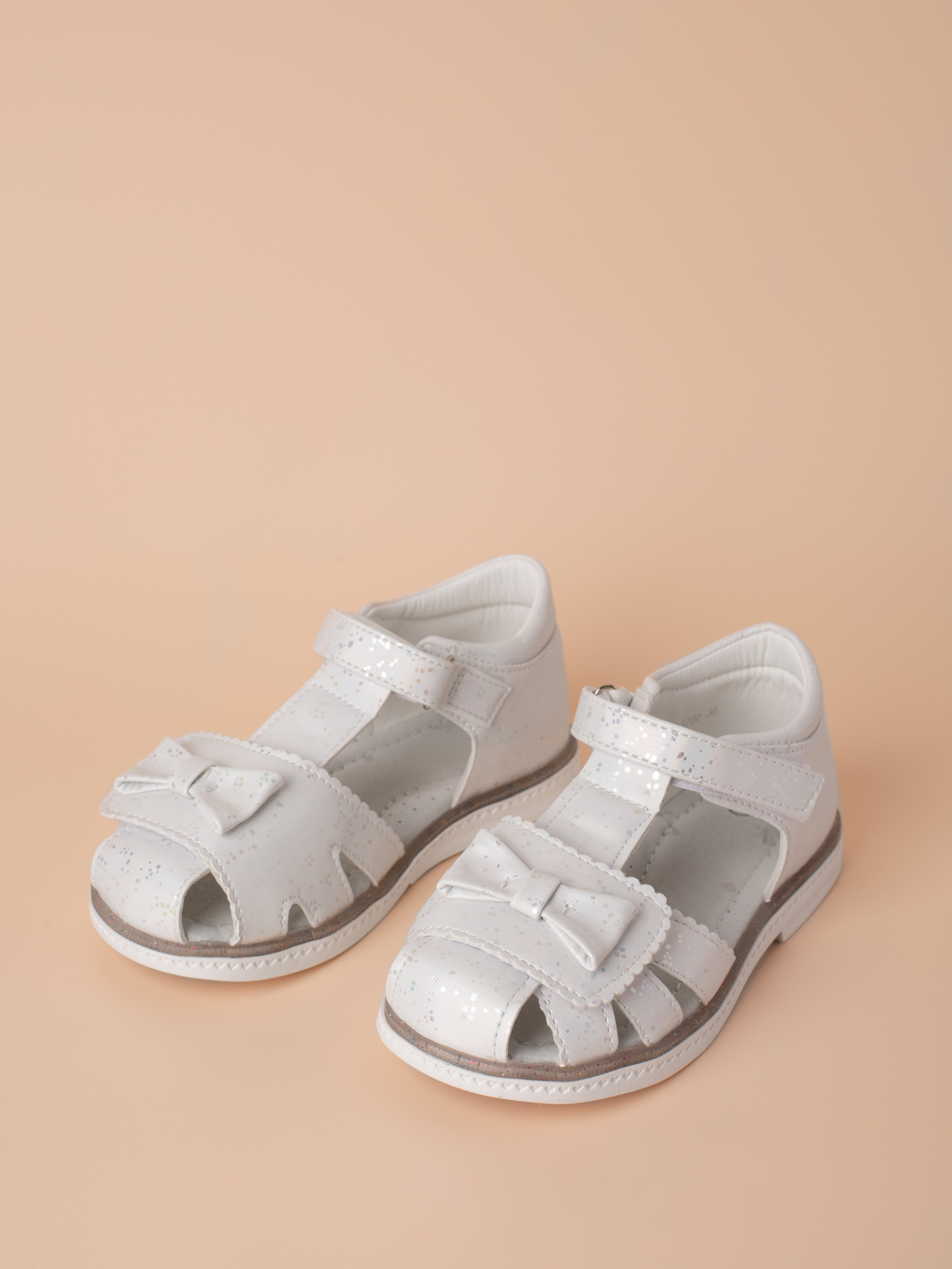 Сандали для девочки. Фотостудия предметной и модельной съёмки для маркетплейсов