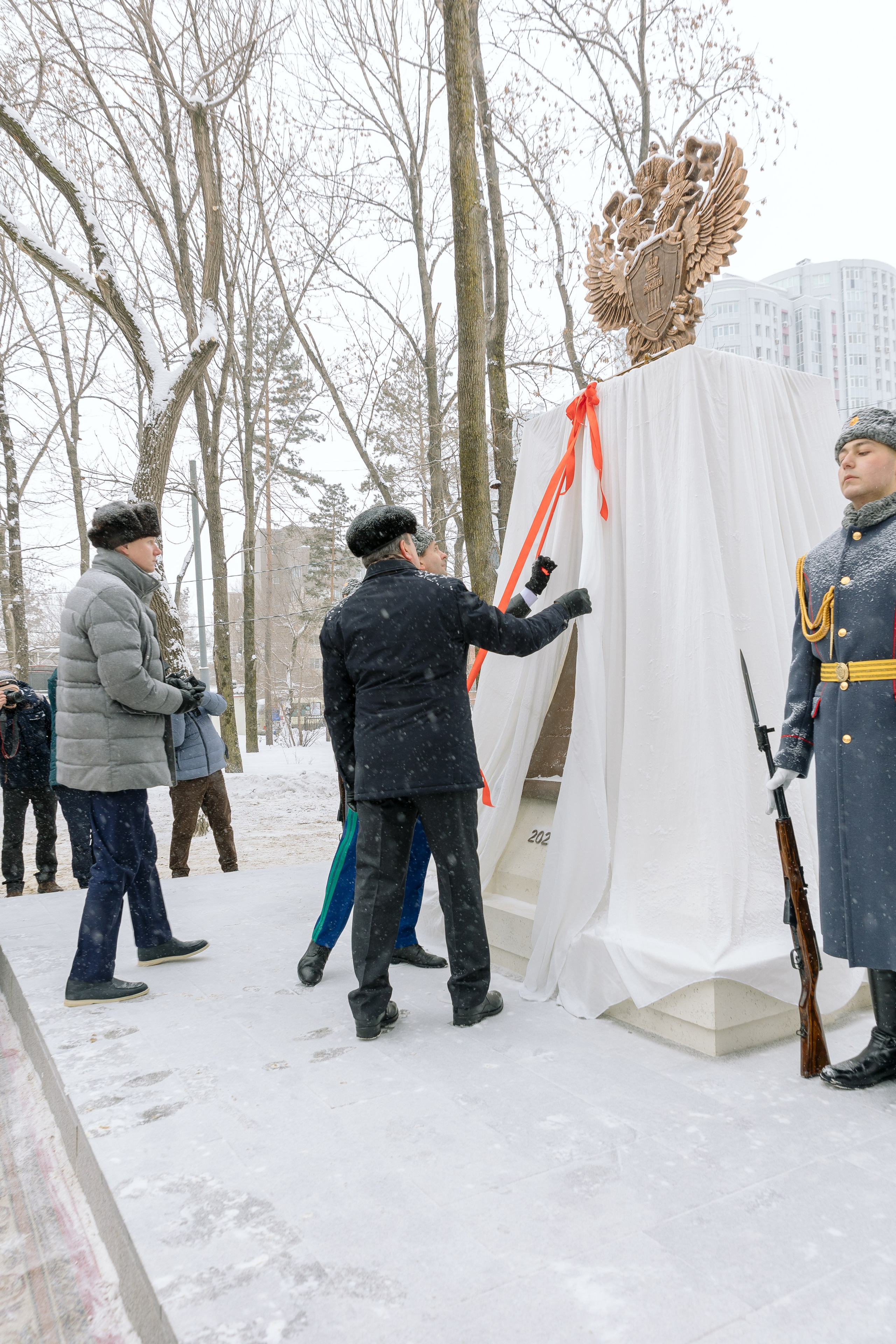 Момент снятия покрывала с памятника, красная лента — кульминация открытия, фотограф Санкт-Петербург