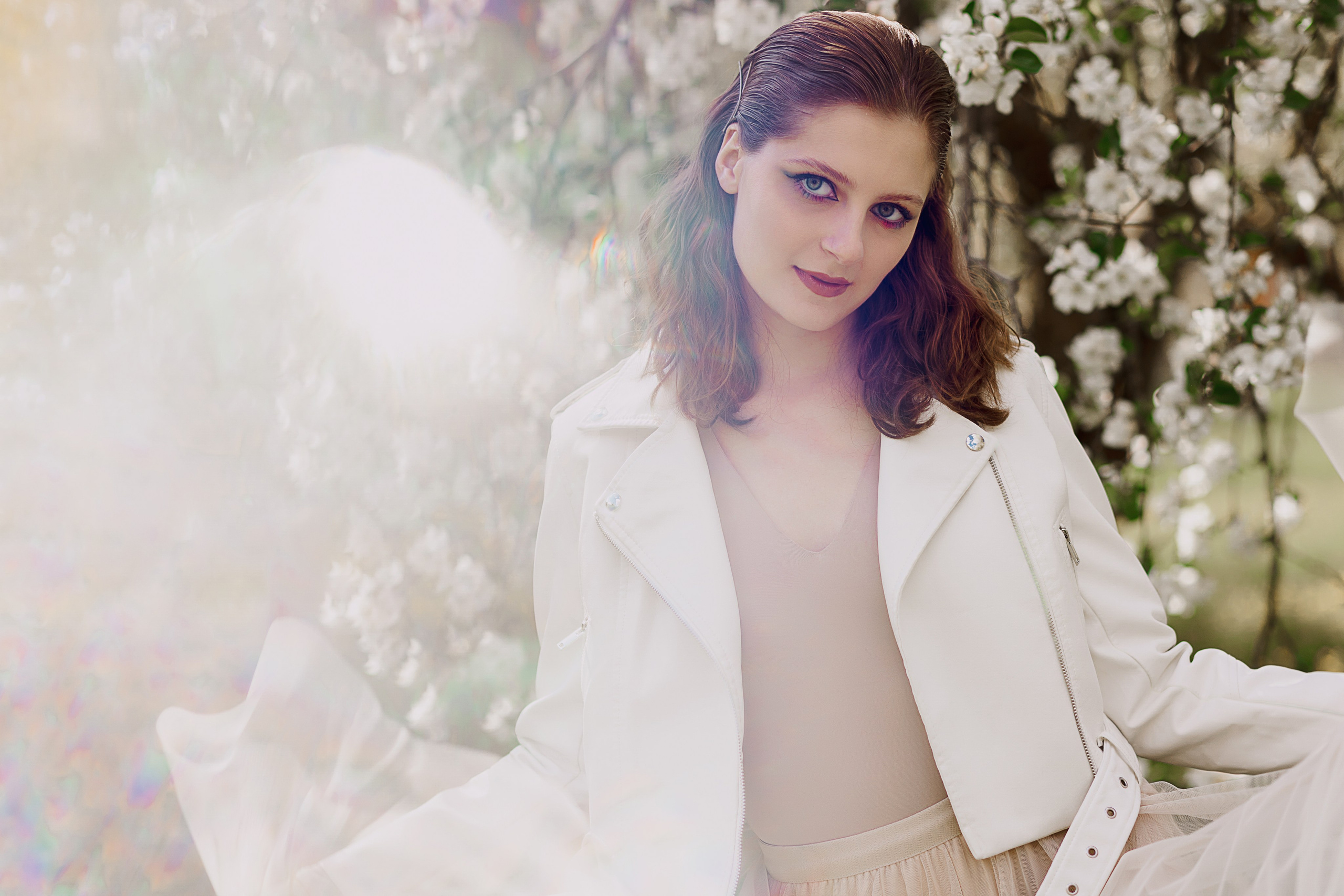 Женская фотосессия в цветущем саду. Семейный и женский фотограф в Москве Надежда Воробьева