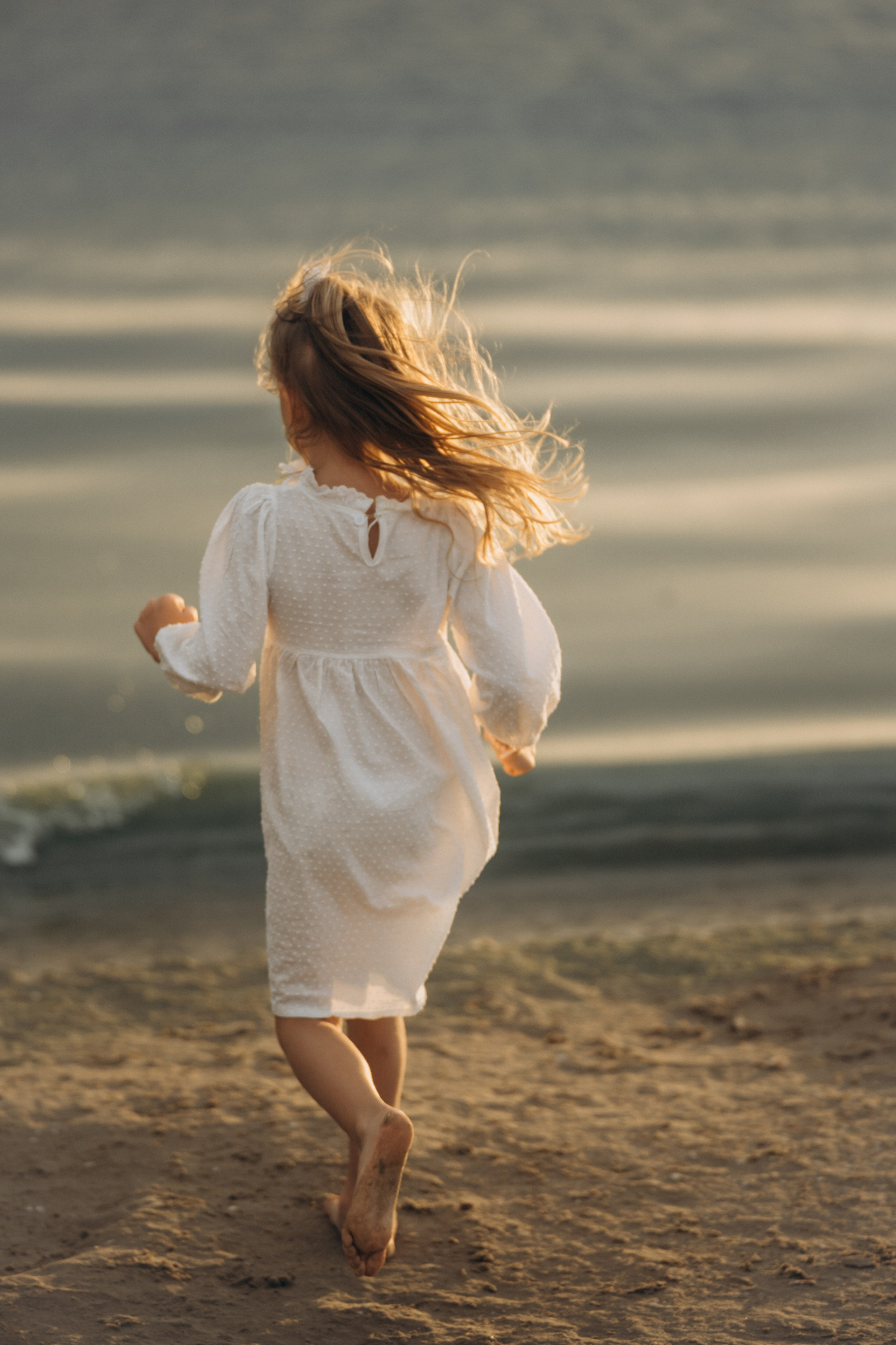 Новороссийск в кадре: мама делает малышу "корону" из морских водорослей и ракушек, фотограф Новороссийск