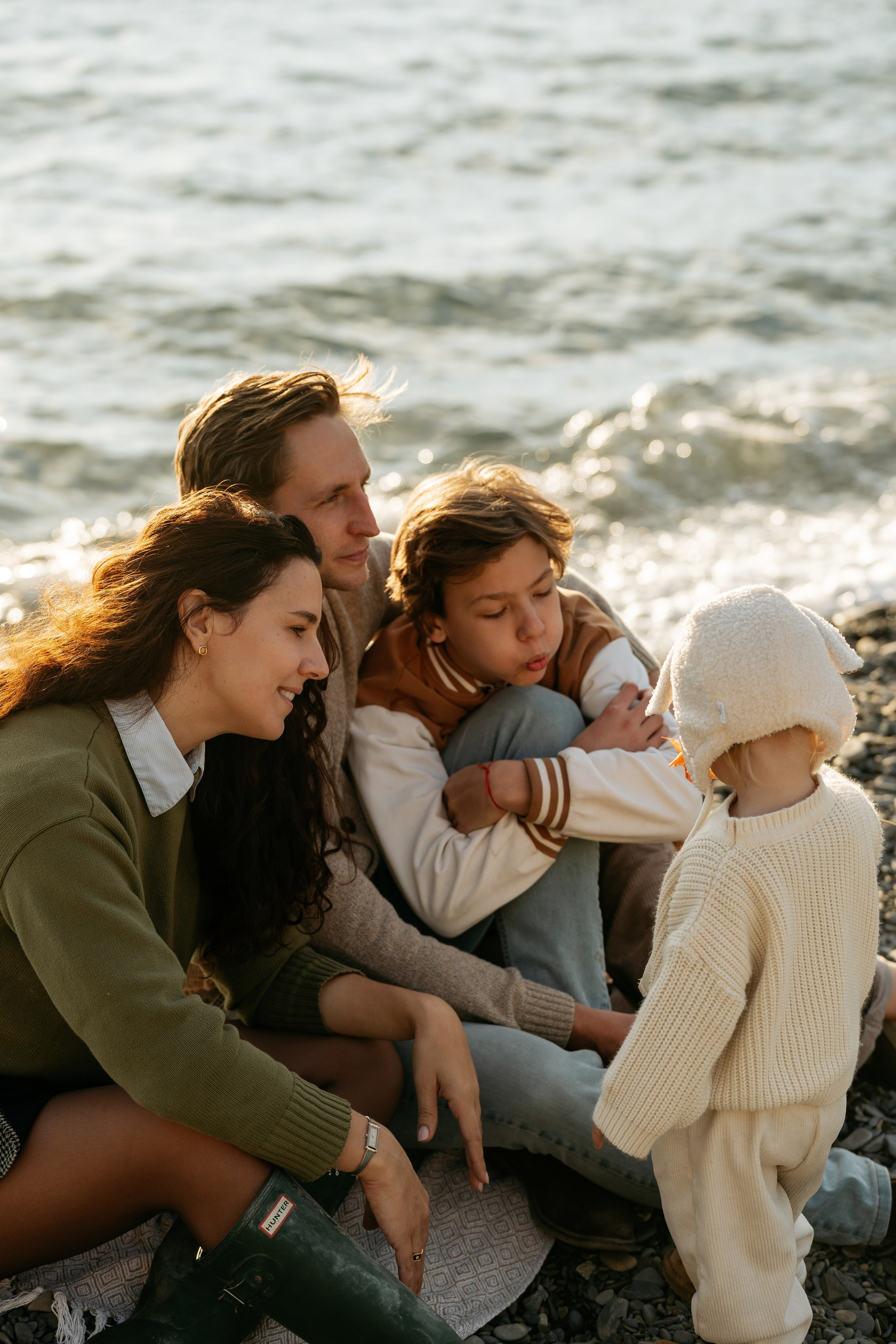 Активная фотосессия с подростком в Новороссийске. Снимки, где старший сын гуляет с родителями и младшей сестрой по побережью.