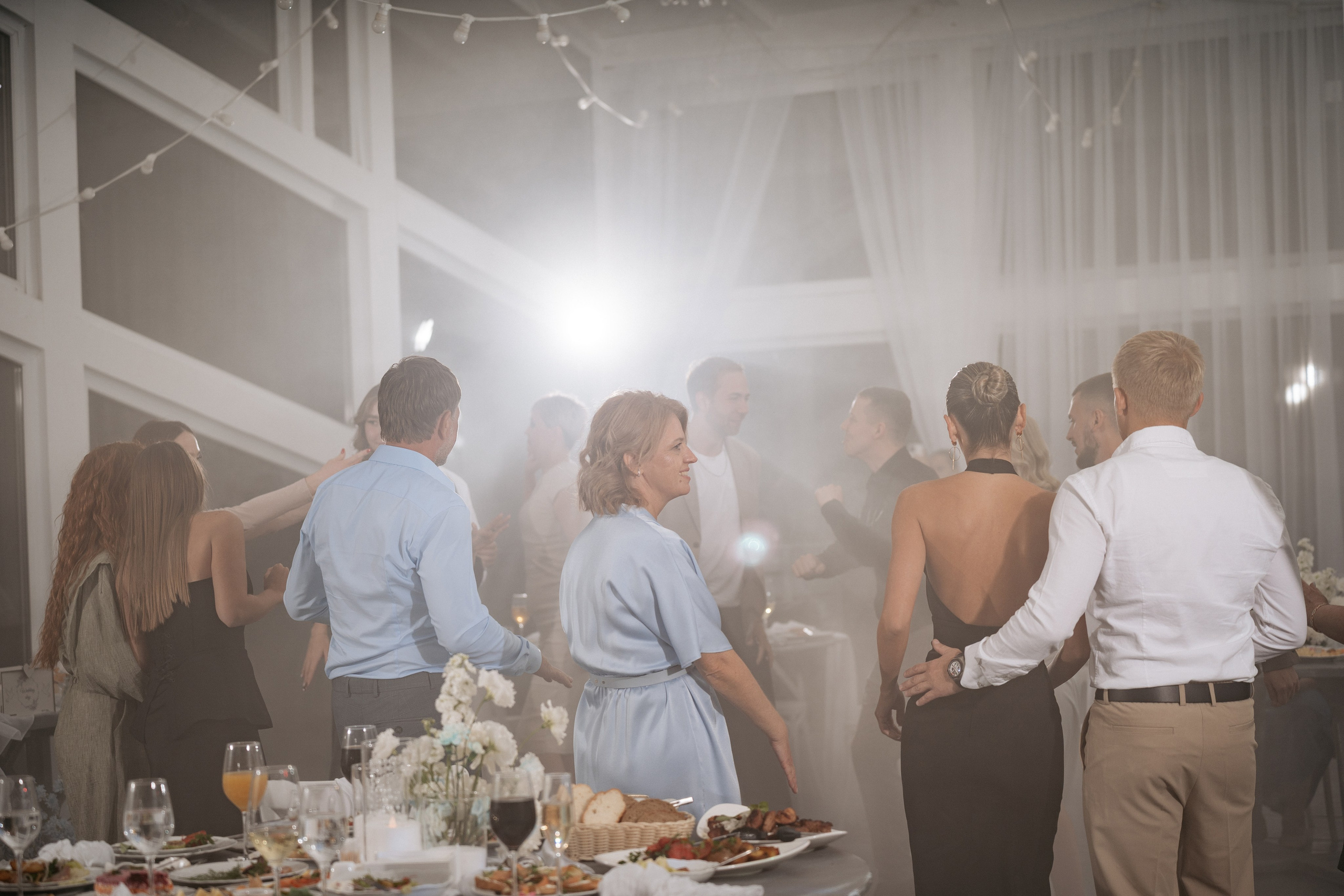 Фотограф Геленджик снимает зажигательные танцы гостей на свадебном банкете.