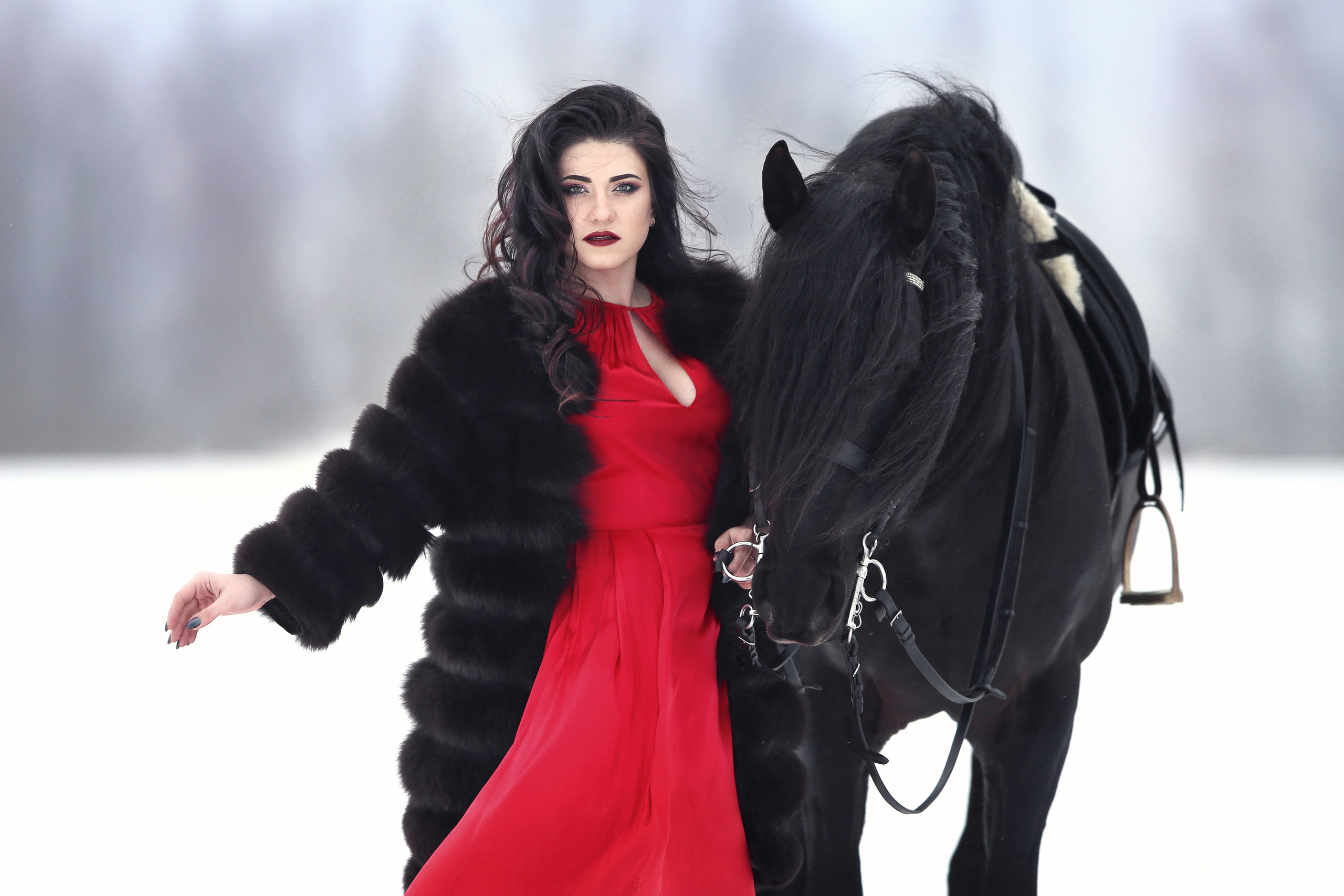 Зимняя фотосессия с конем в красном платье. Сказочные портреты СПб. Портретные фотосессии, контент-съемки, репортаж
