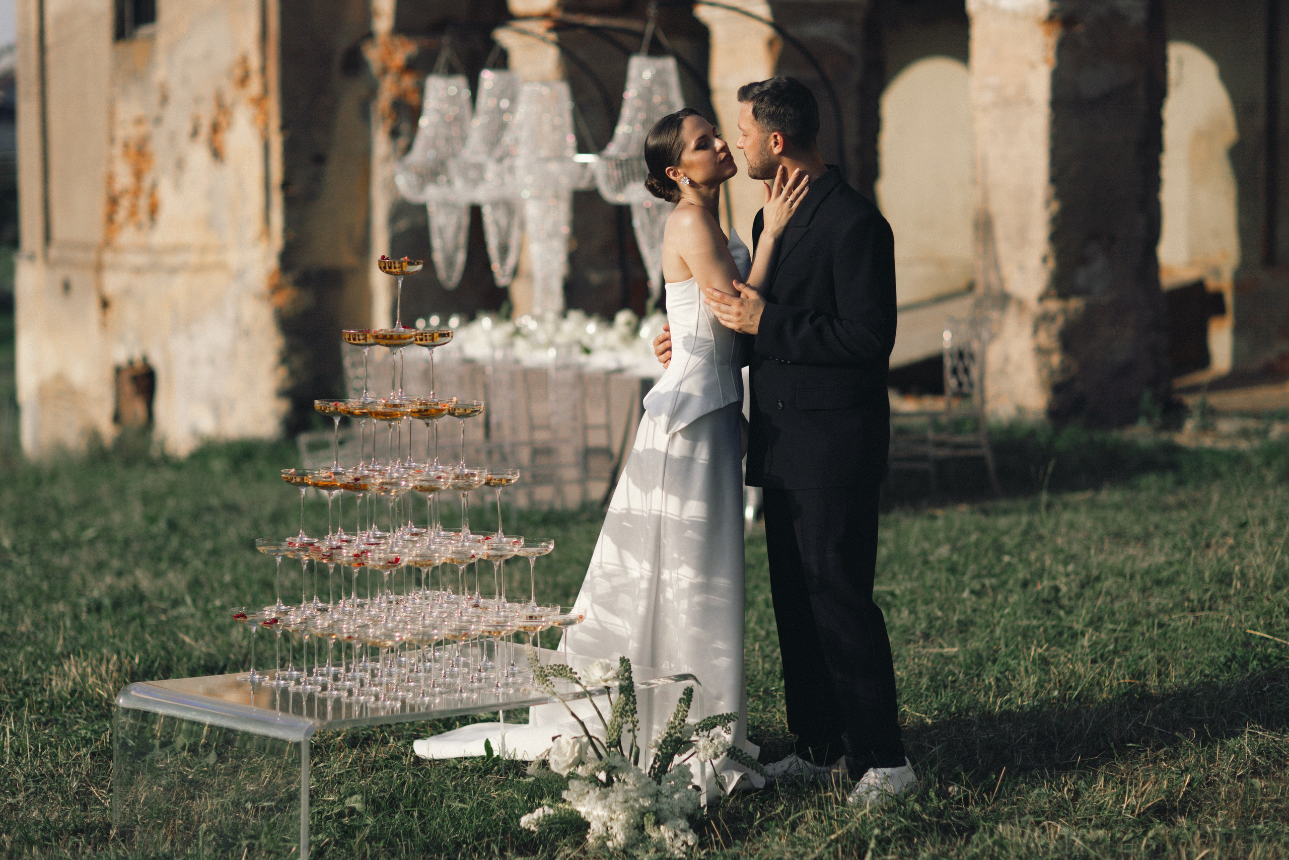 Очень стильная свадебная фотосессия с обработкой под пленку