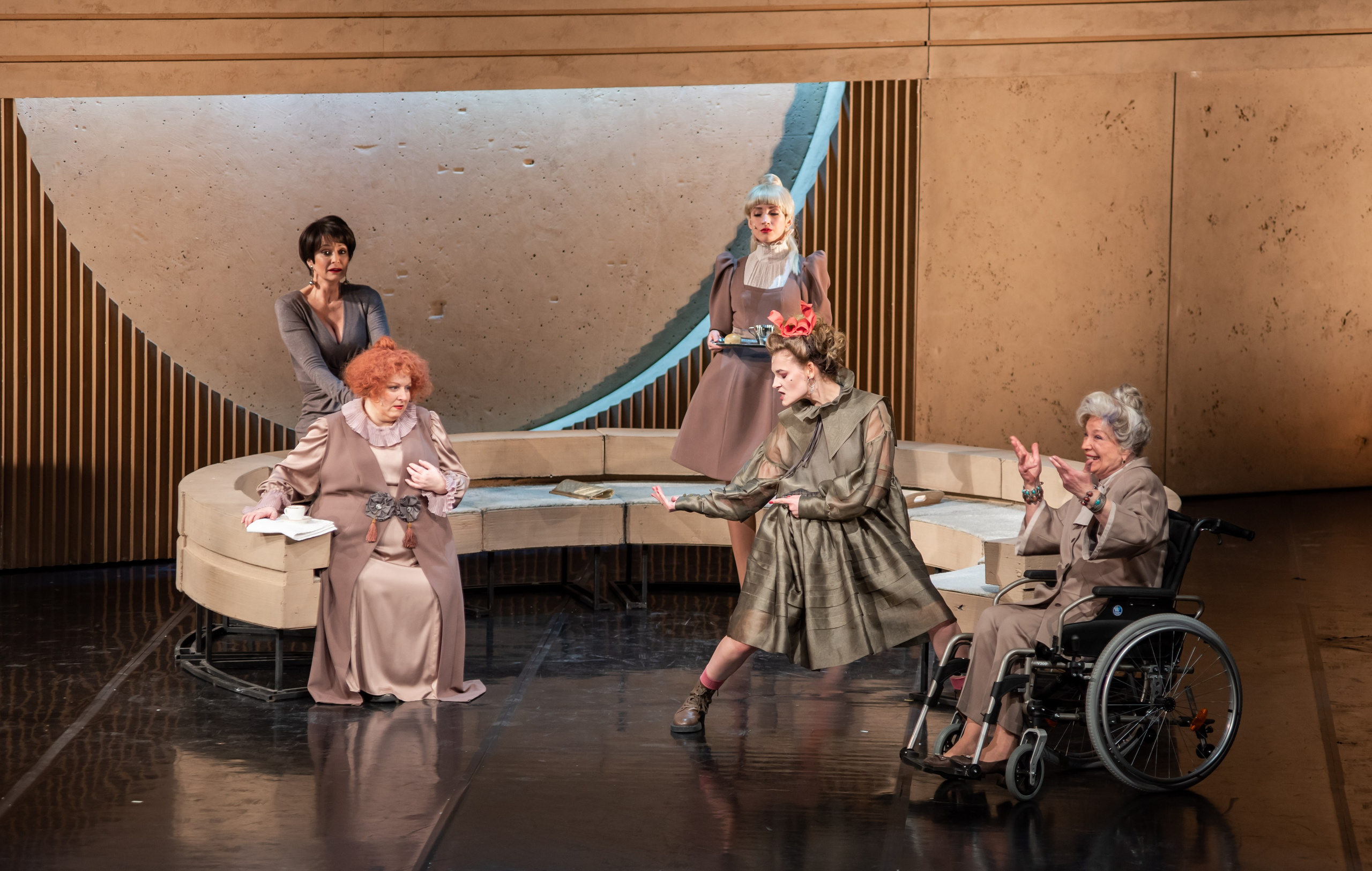 8 любящих женщин | Театр им. Моссовета