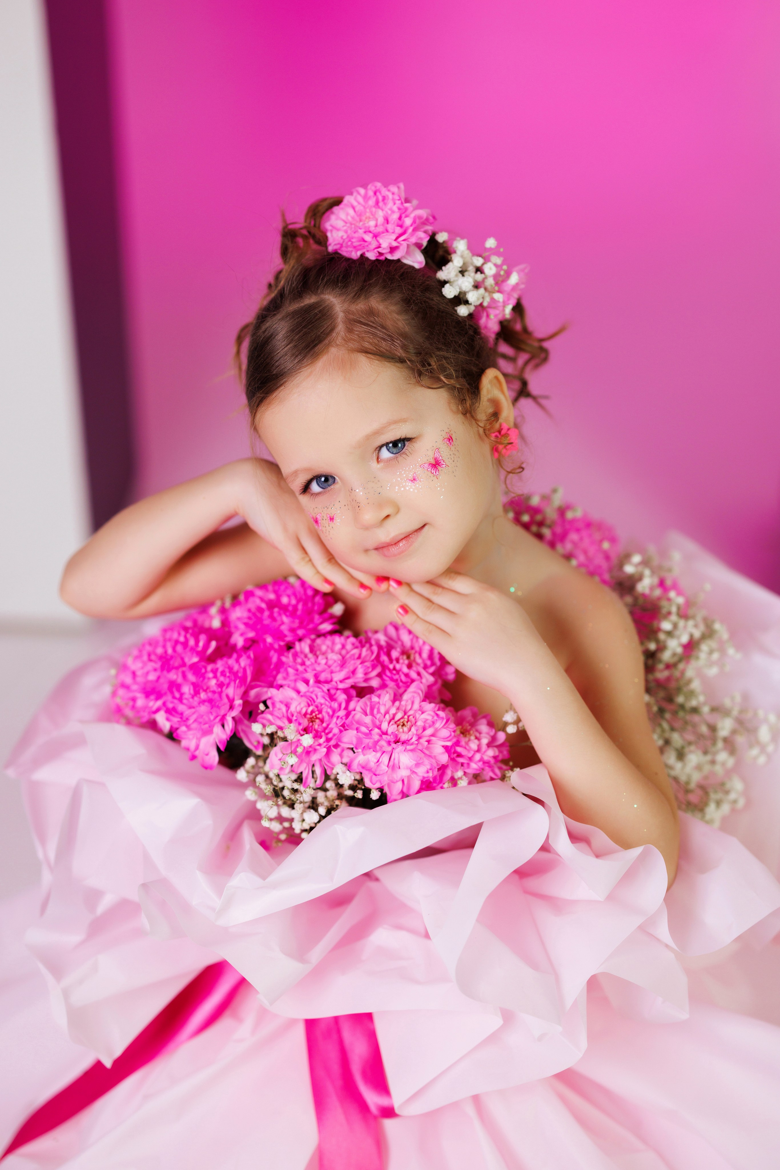 Фотосессия для девочек в форме букета с живыми цветами. Семейный и детский фотограф в Краснодаре Анна Трашкова
