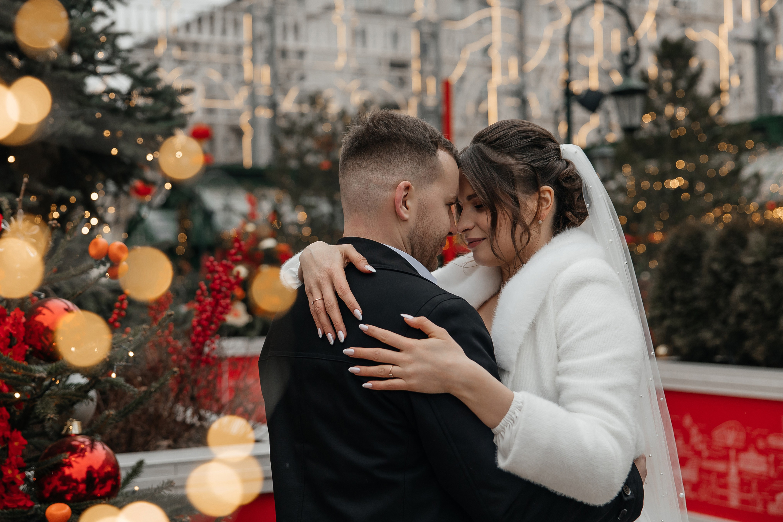 Свадебная прогулка зимой на Новогодней Ярмарке в Москве
